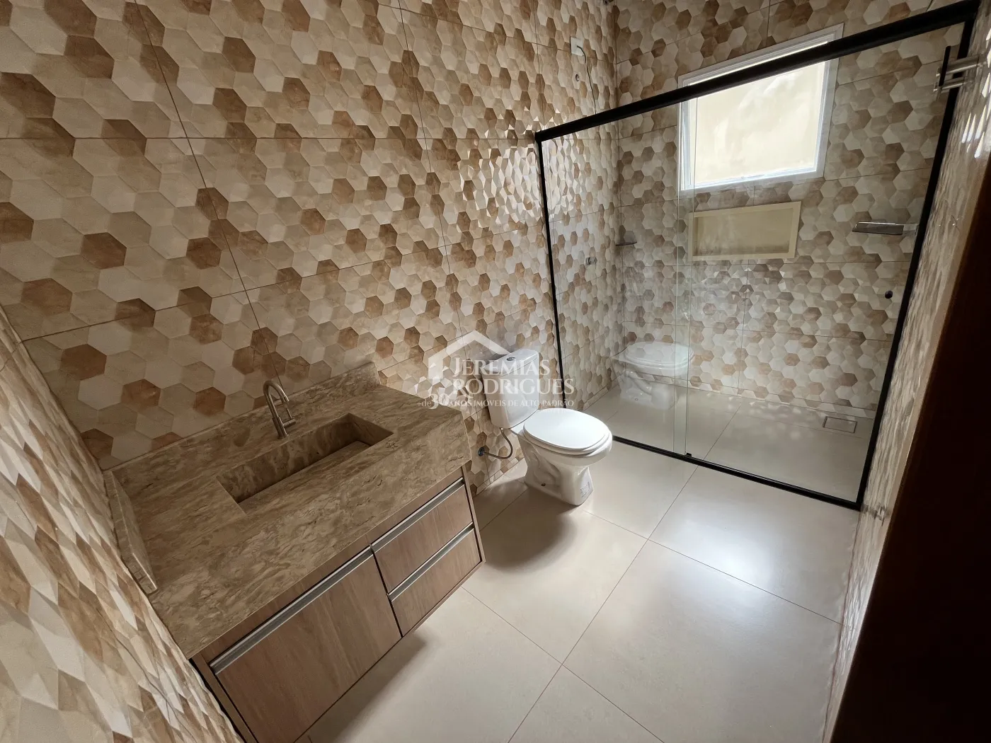 Casa com 3 dormitórios, 250,00 m² - Vila Suíça - Pindamonhangaba/SP.