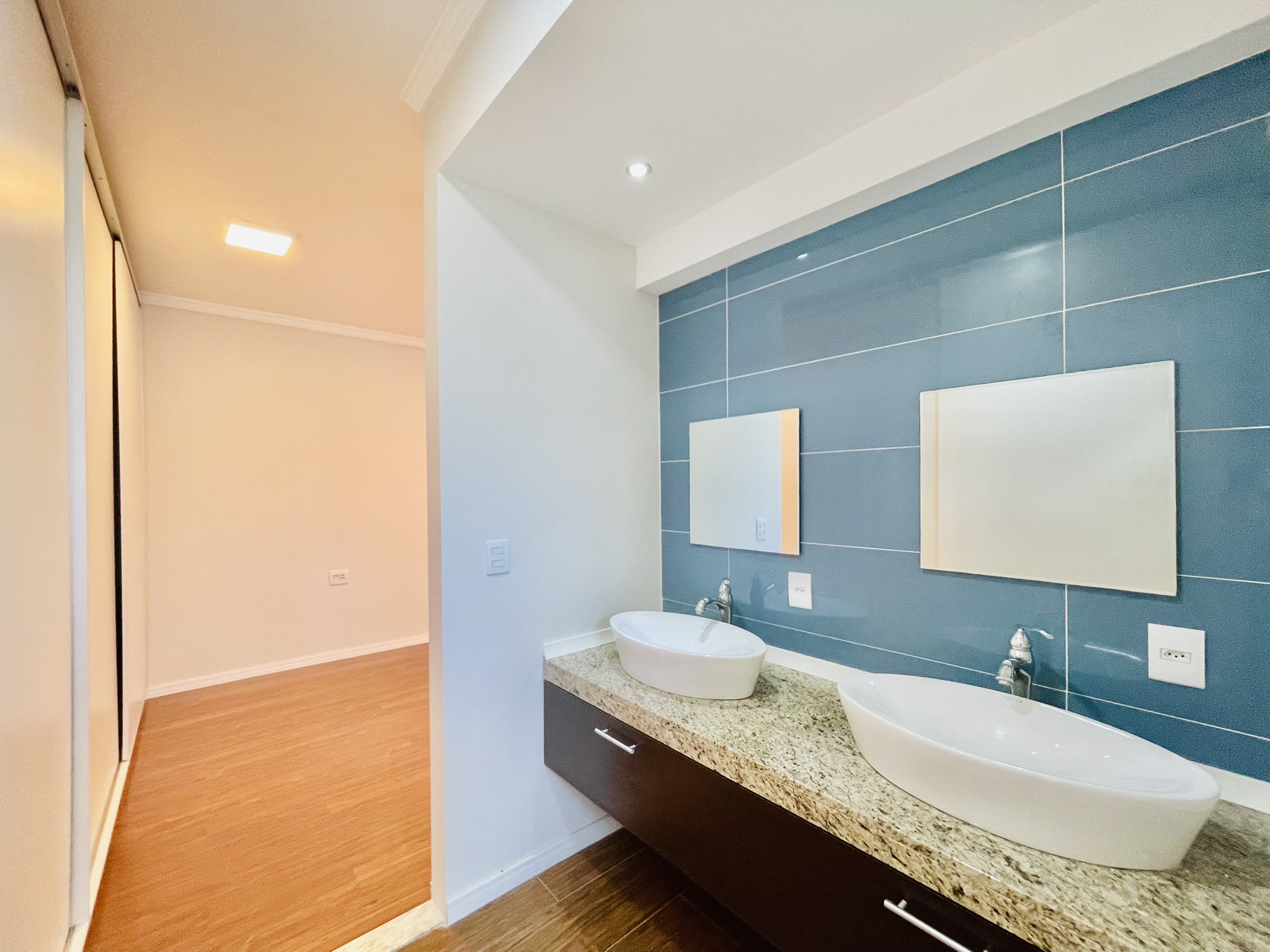 Casa à venda com 3 suítes no Condomínio Campos do Conde II em Tremembé/SP.