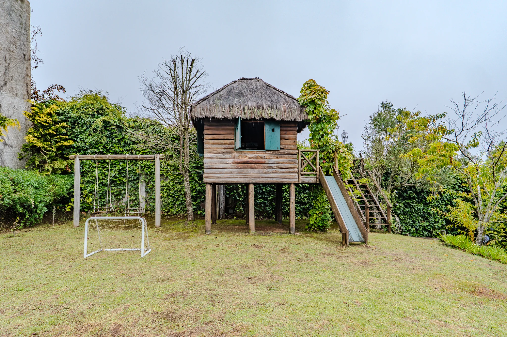 Casa à venda com 7 suítes no Condomínio Vila Simonsen em Campos do Jordão/SP. 