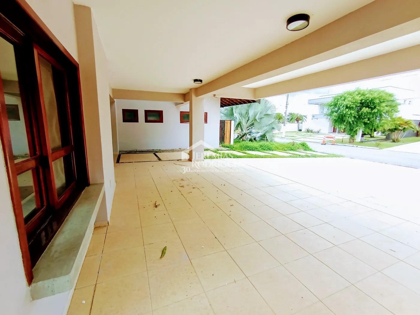 Casa à venda e locação com 4 suítes no Condomínio Colonial Village I em Pindamonhangaba/SP.