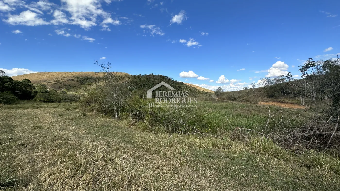 Fazenda para criação de gado de corte e plantação de milho, com mais de 612 hectares, em Cruzeiro-SP.