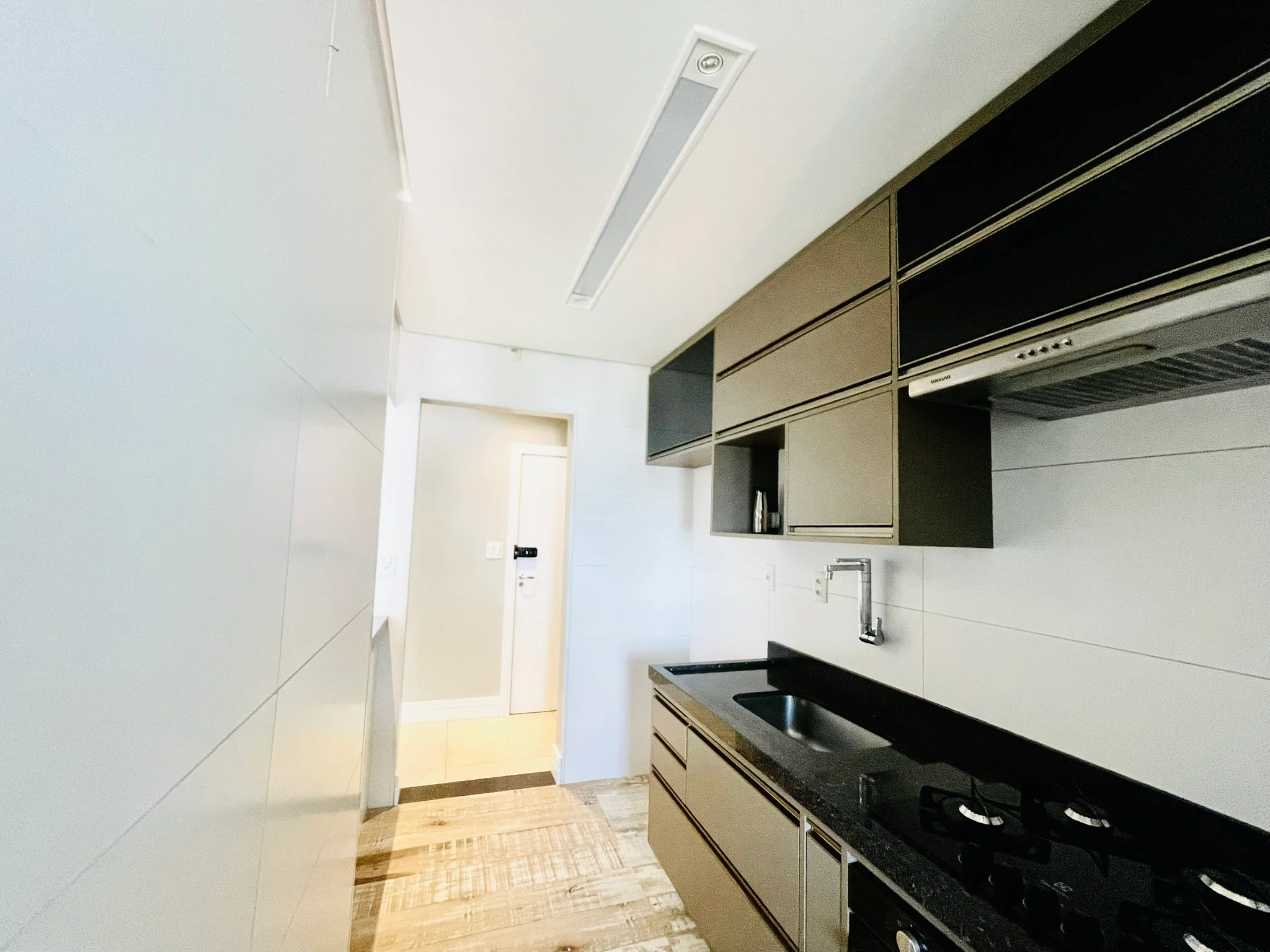 Cobertura duplex com 3 dormitórios no Condomínio Monte Castelo em  Taubaté/SP. 