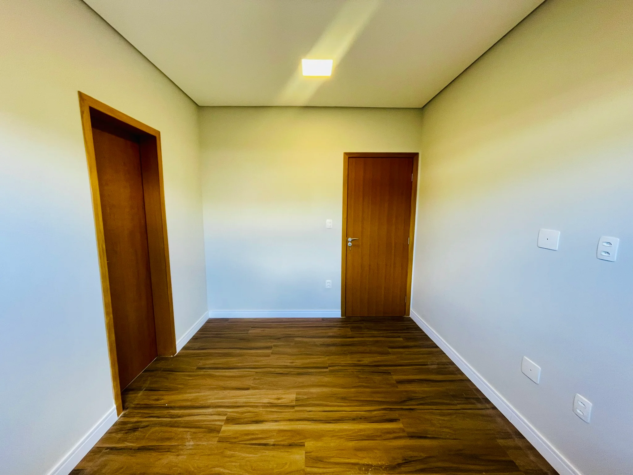 Casa para venda e locação com 3 dormitórios no Condomínio Terras do Vale em Caçapava/SP. 