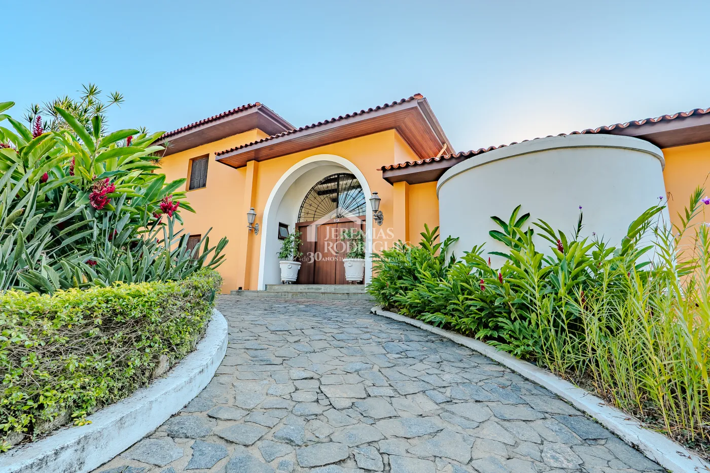 Mansão à venda com 7suítes no Condomínio Santa Rita em Ubatuba/SP.