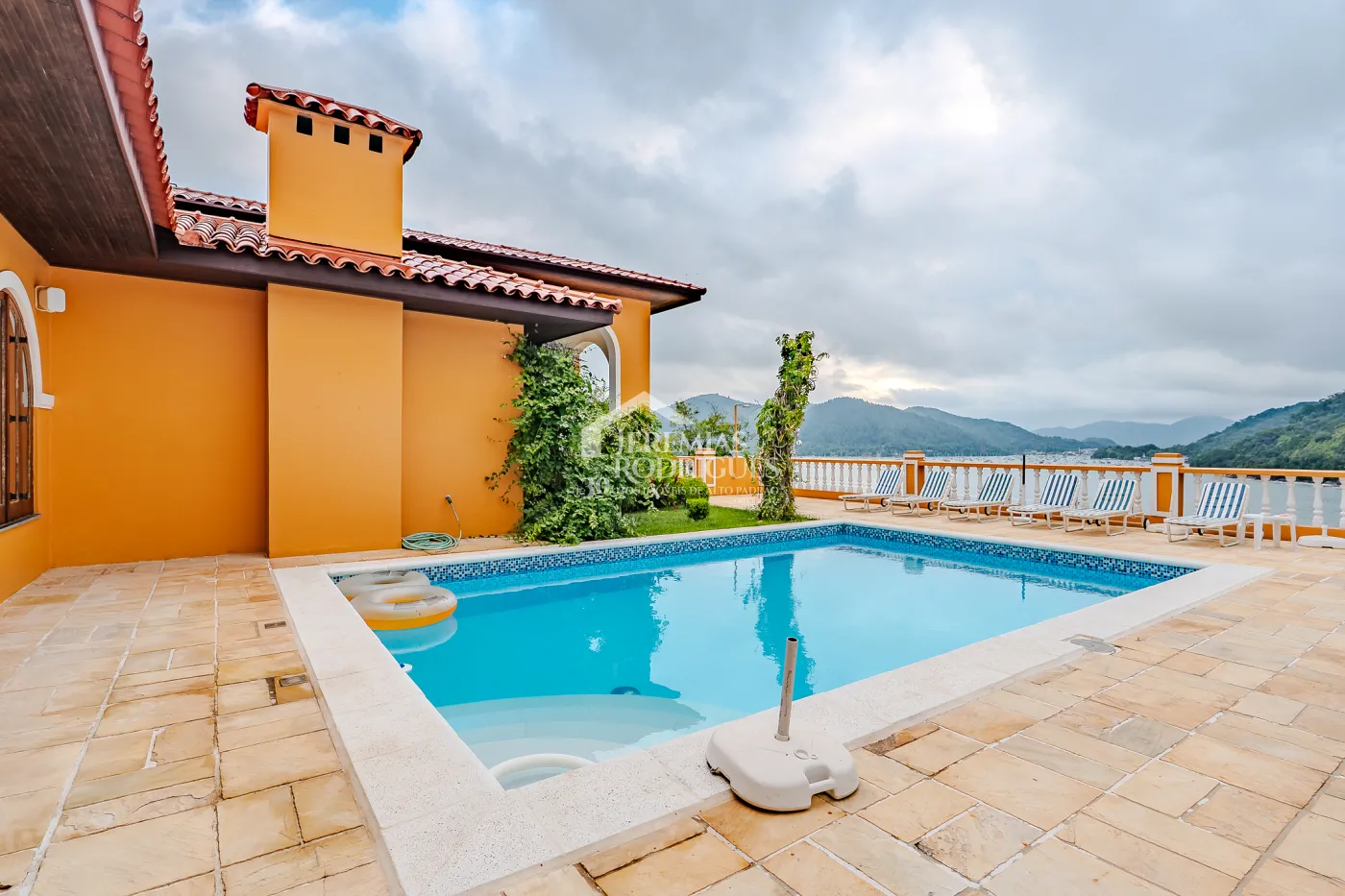 Mansão à venda com 7suítes no Condomínio Santa Rita em Ubatuba/SP.