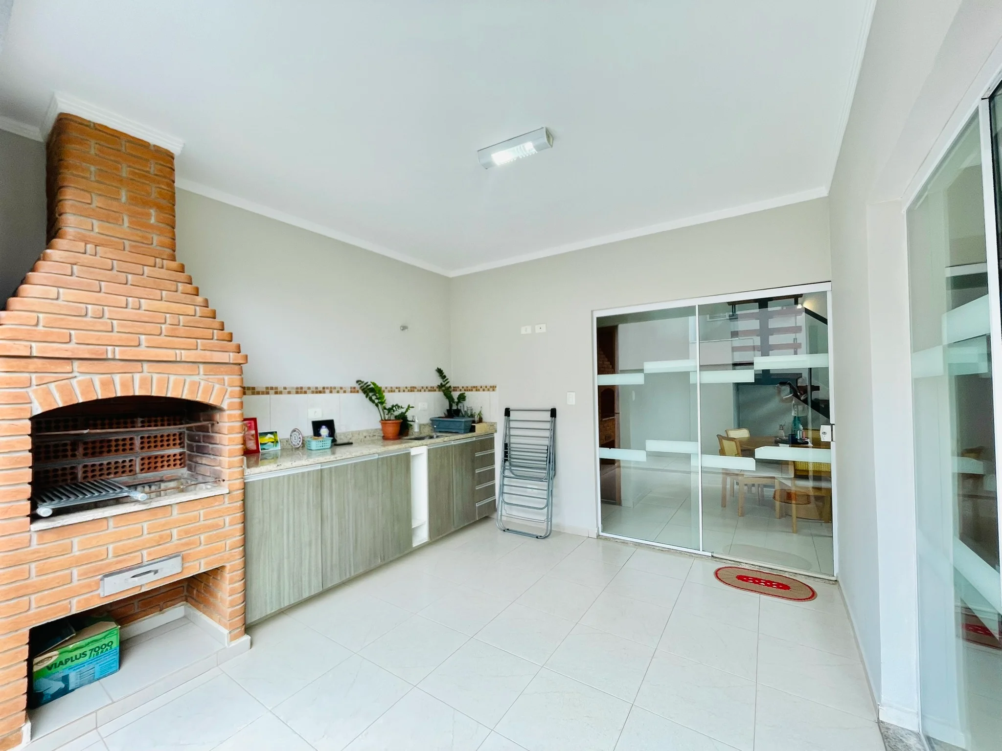 Casa à venda com 3 dormitórios no Condomínio Campos do Conde II em Tremembé/SP. 