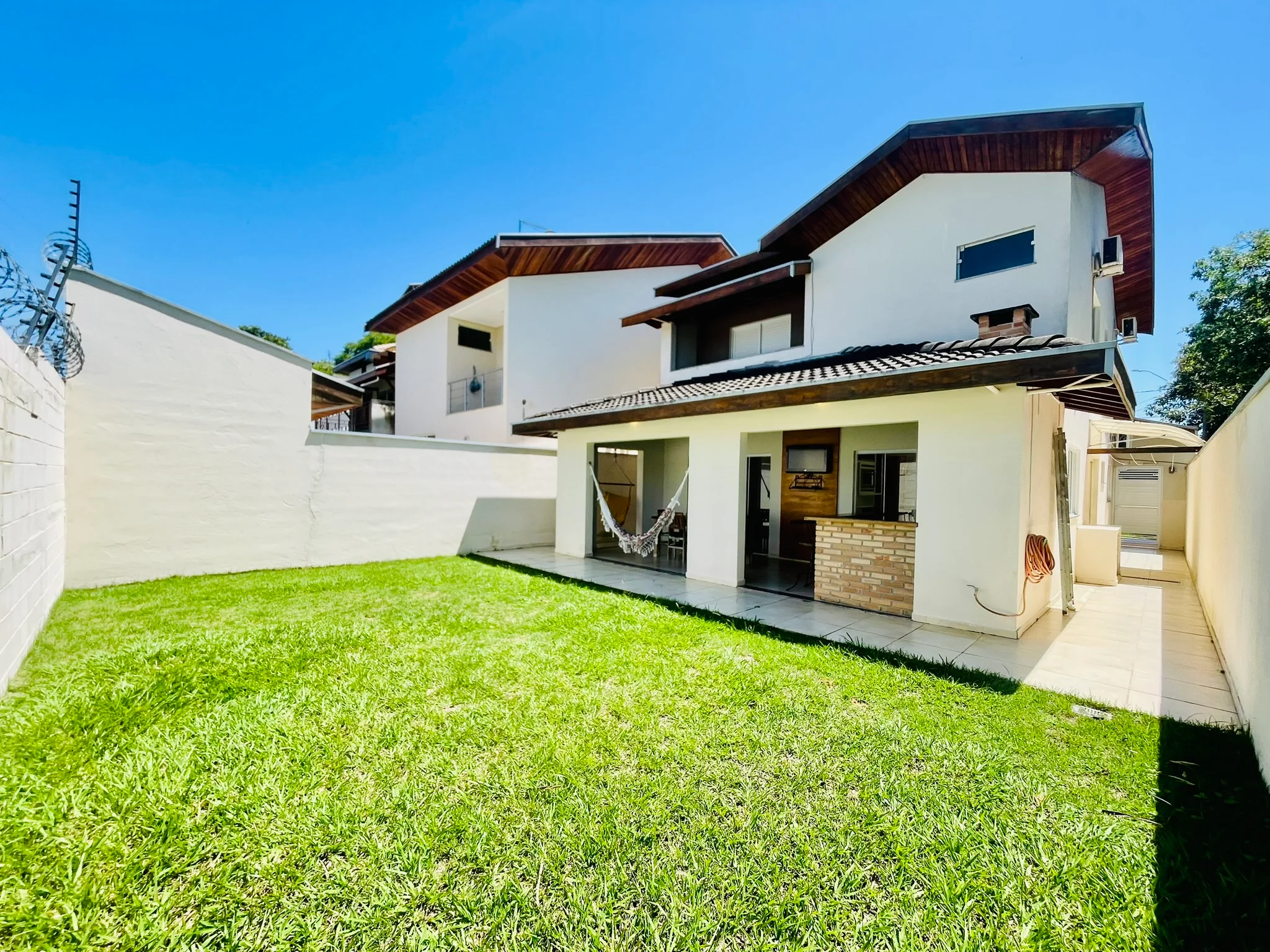 Casa à venda com 4 dormitórios no Condomínio Campos do Conde III em Tremembé/SP. 