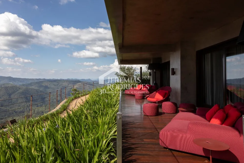 Mansão à venda no Condomínio Pedra do Fogo em Campos do Jordão/SP. 