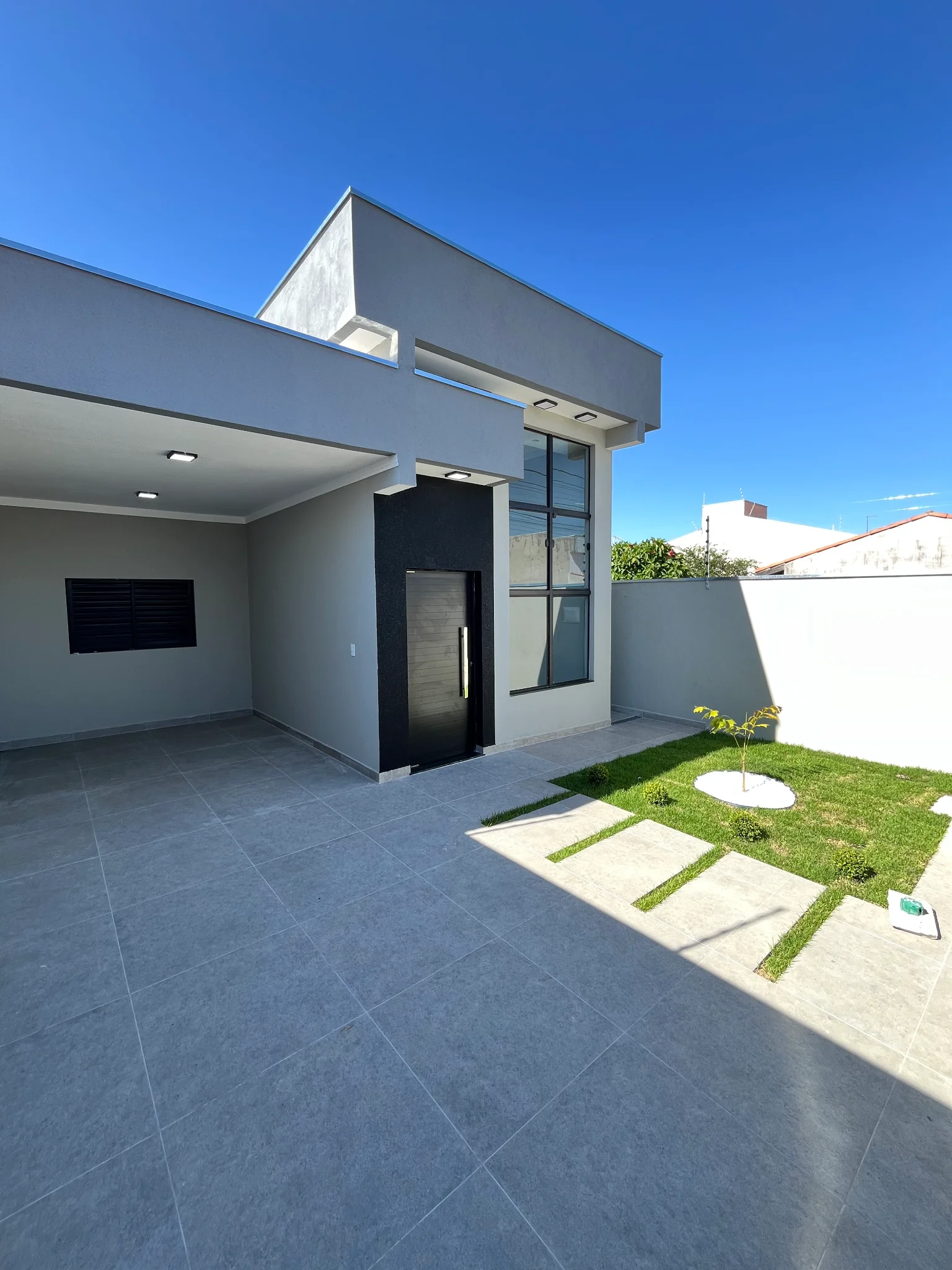 Casa com área gourmet e segurança completa à venda no Parque das Palmeiras – Pindamonhangaba/SP