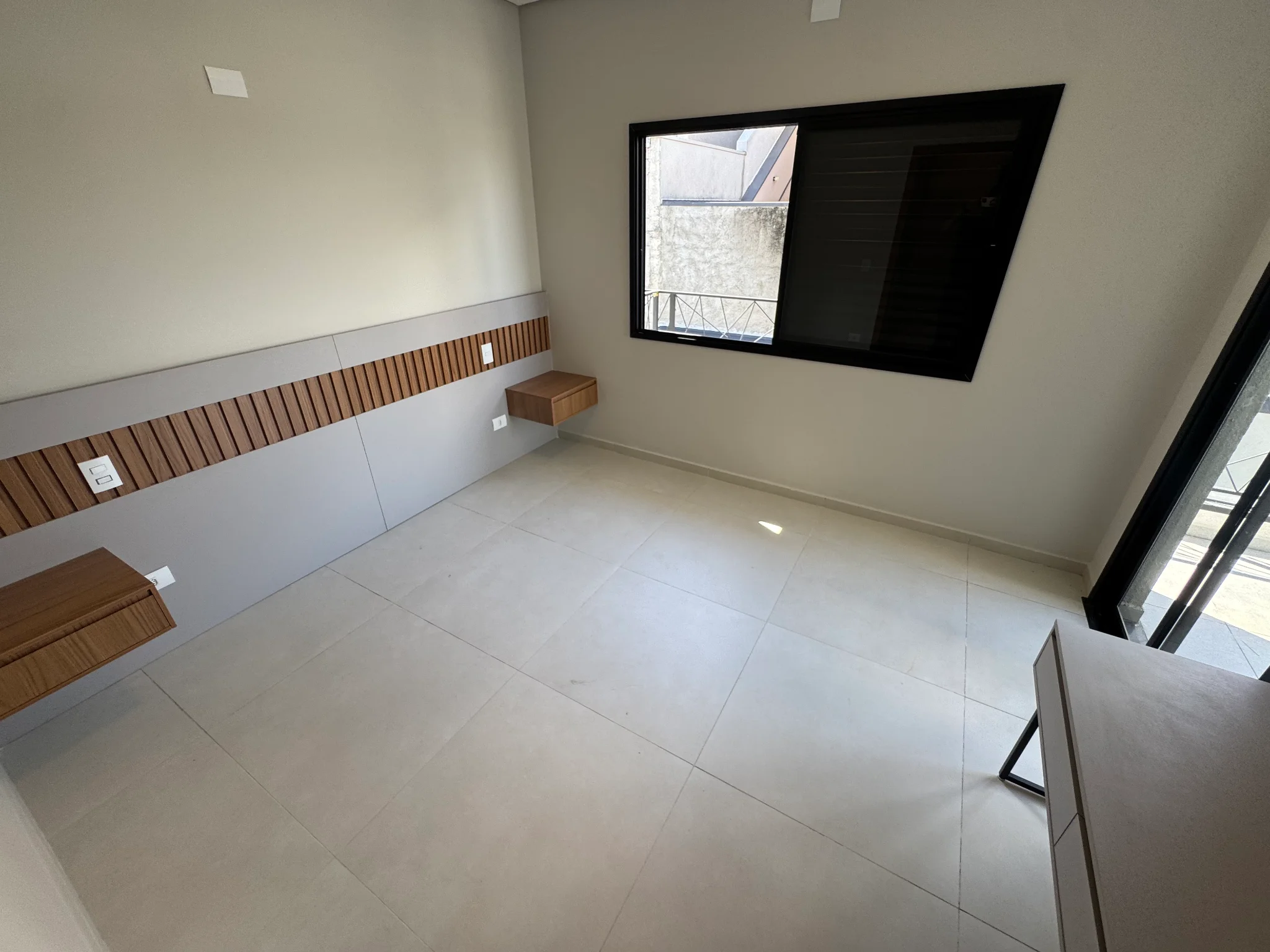 Casa à venda com 3 suítes no Condomínio Cataguá Way em Taubaté/SP.