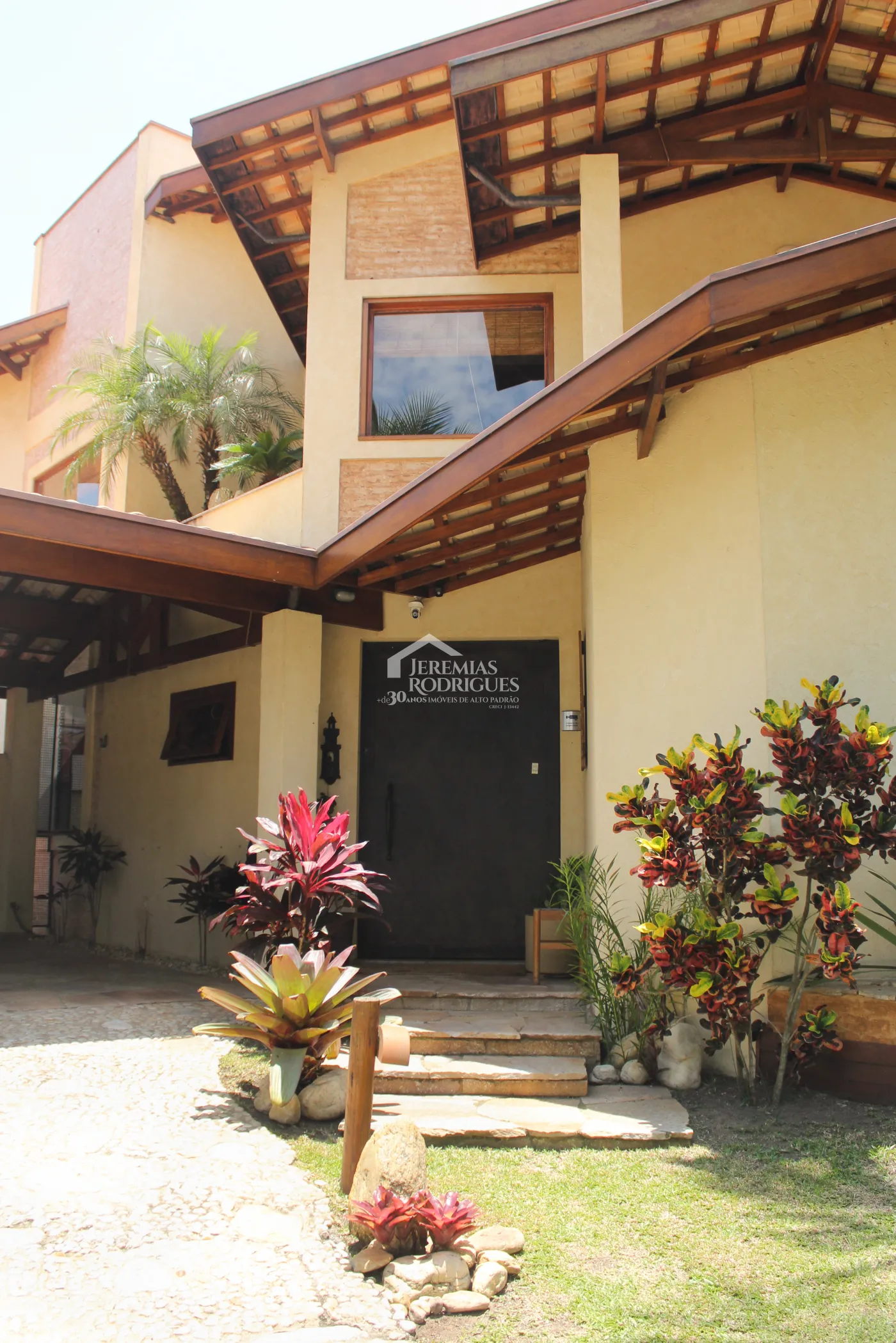 Casa para venda e locação com 5 dormitórios no Condomínio Taubaté Village em Taubaté/SP.