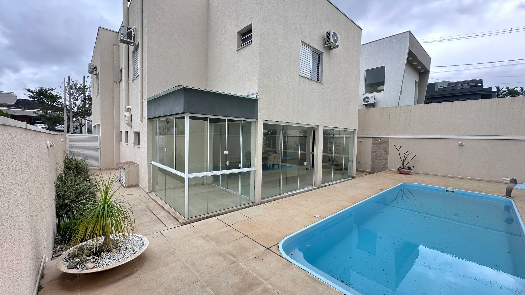 Casa para locação e venda no Condomínio Reserva dos Lagos em Pindamonhangaba/SP.