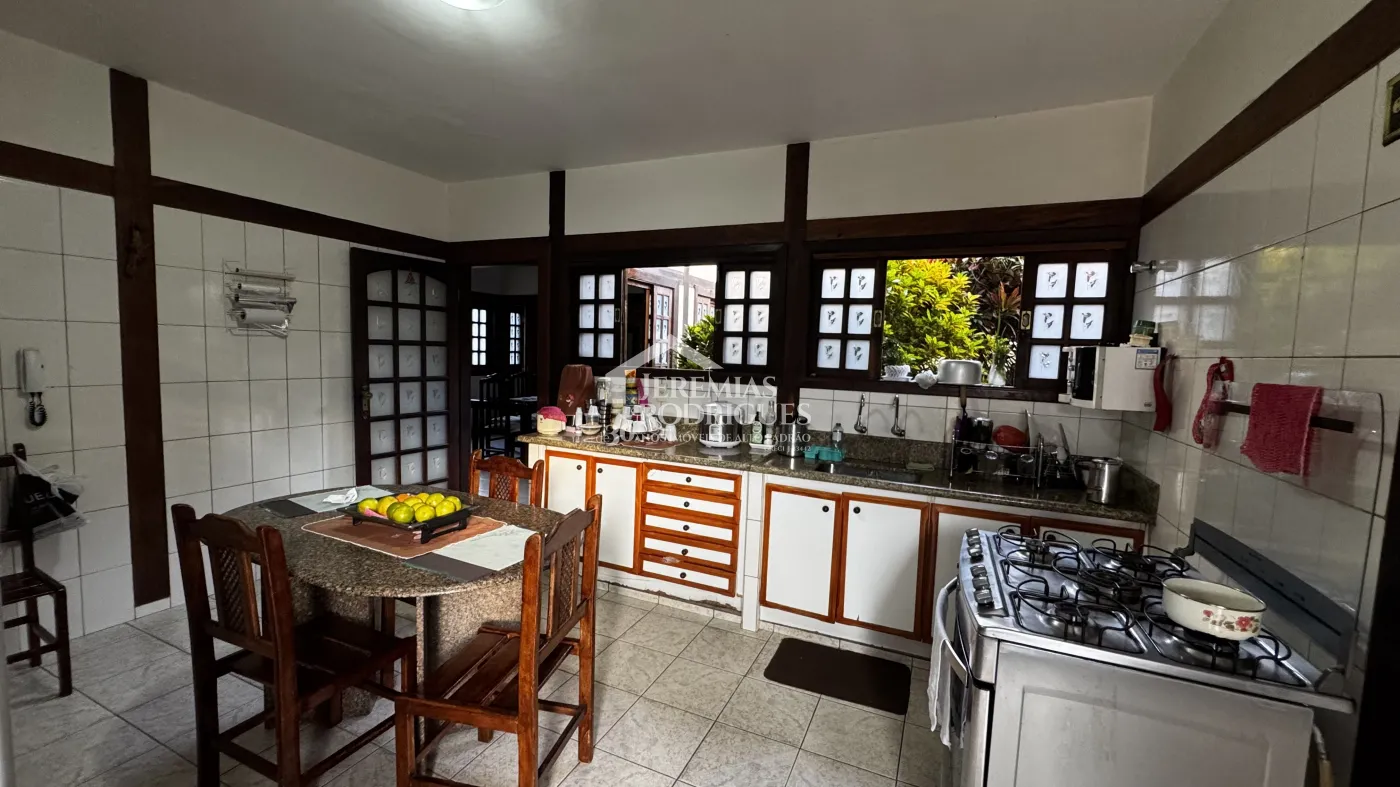 Casa à venda com 3 dormitórios no bairro Vila Rica em Pindamonhangaba/SP