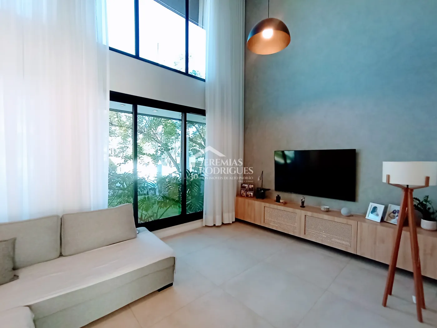 Casa à venda com 5 dormitórios no Condomínio Reserva dos Lagos em Pindamonhangaba/SP.