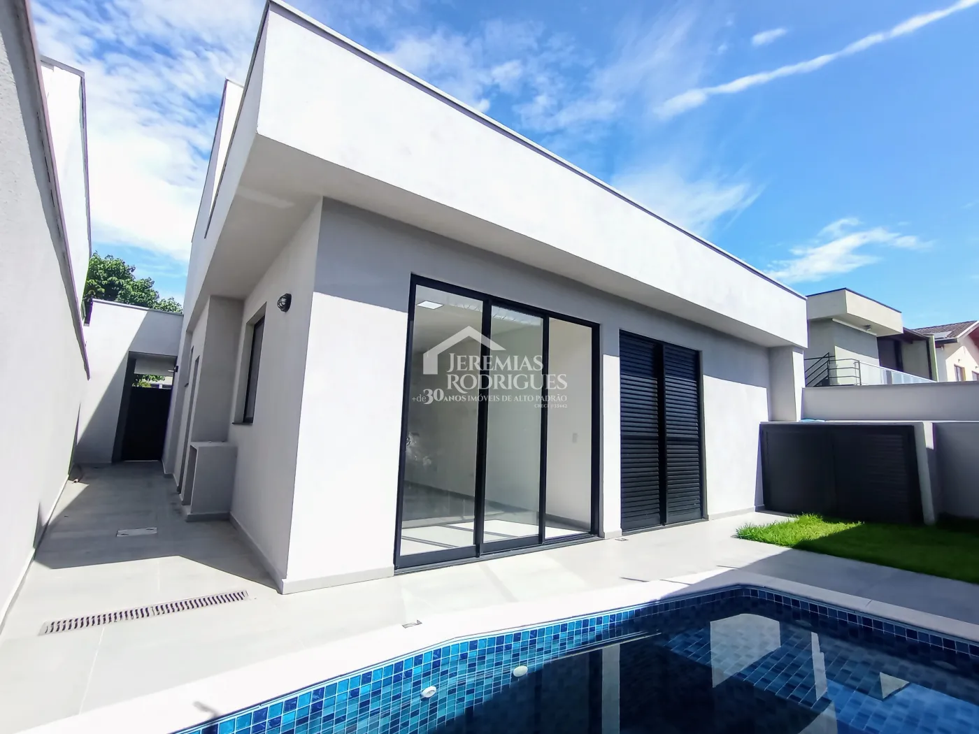 Casa à venda com 3 suítes no Condomínio Campos do Conde II em Tremembé/SP.