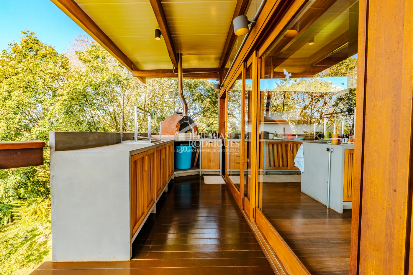 Mansão à venda com 4 suítes no Condomínio Parque da Mantiqueira em Santo Antônio do Pinhal/SP.