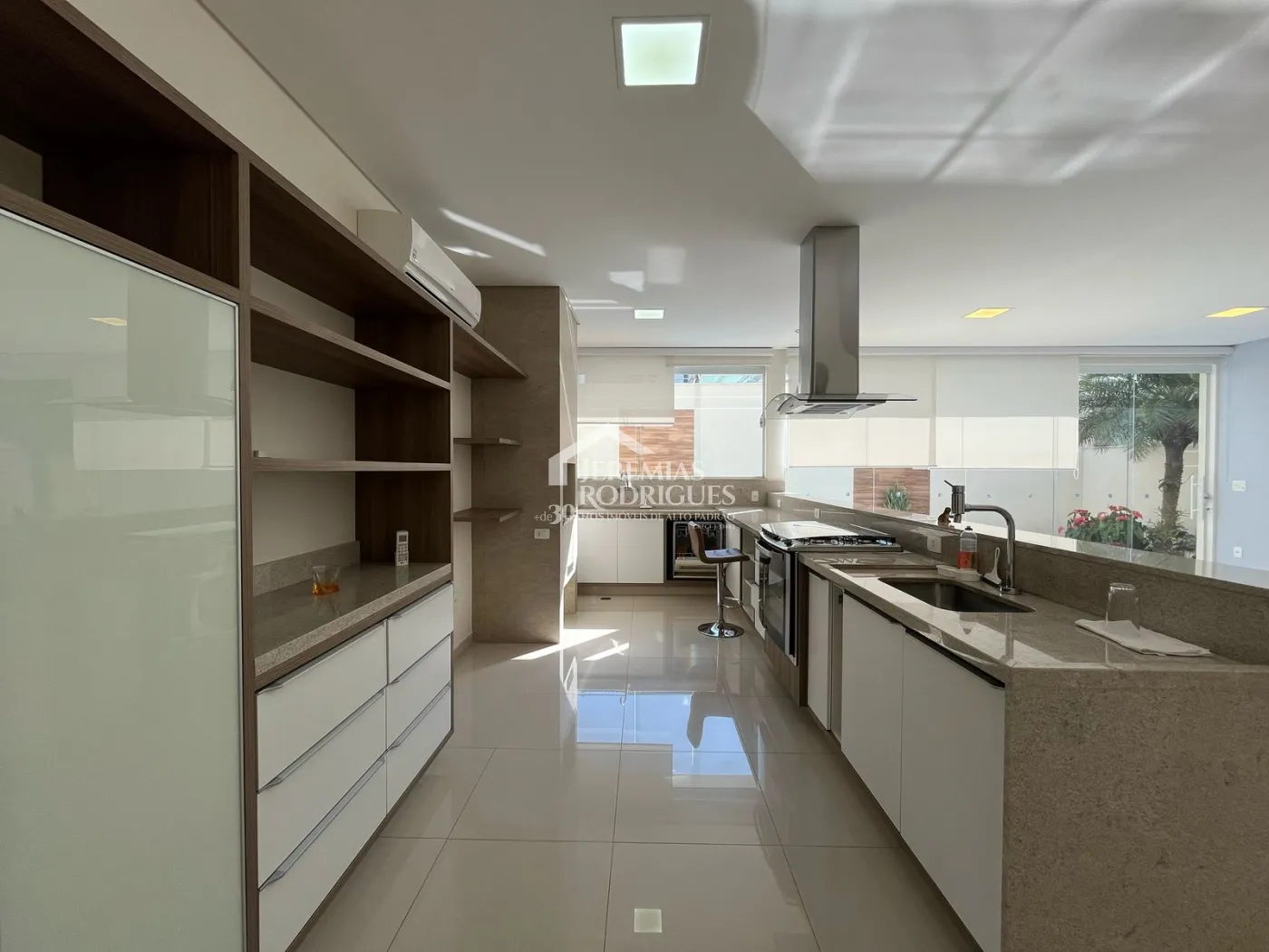 Casa à venda com 4 suítes no Condomínio Taubaté Village em Taubaté/SP.