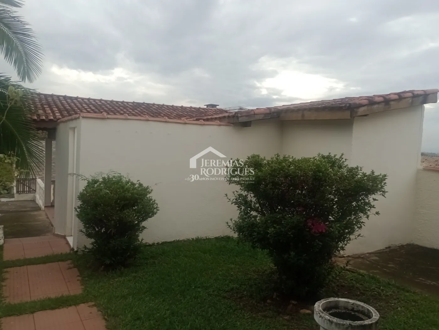 Chácara para locação com 2 dormitórios no Condomínio Recanto do Sol em Pindamonhangaba/SP.