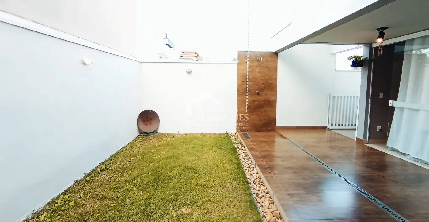 Casa à venda com 3 suítes no Condomínio Moema Ville em Pindamonhangaba/SP.