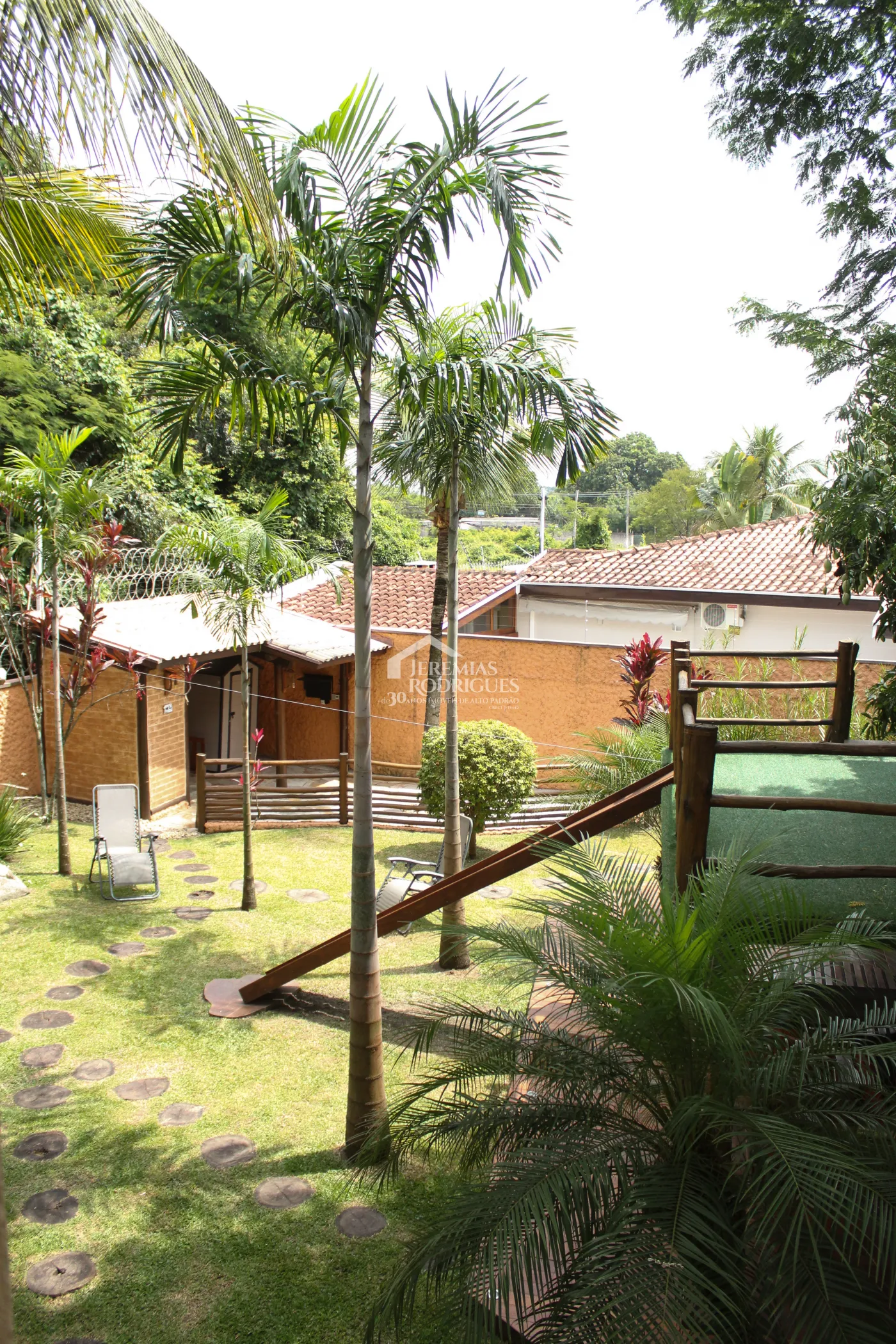 Casa para venda e locação com 5 dormitórios no Condomínio Taubaté Village em Taubaté/SP.
