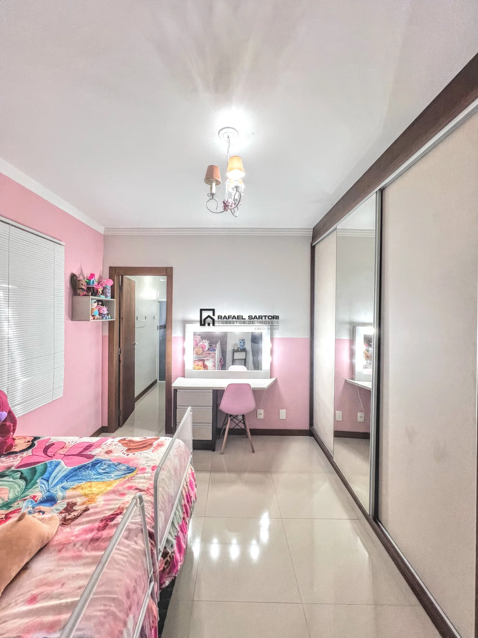 CASA COM 04 SUITES NO AMIZADE
