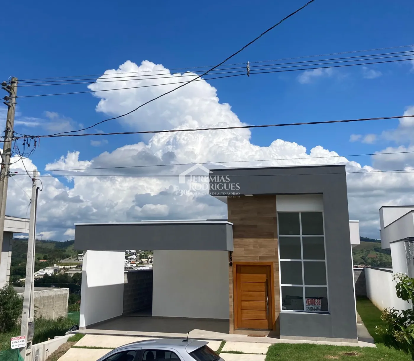 Casa assobradada à venda com 3 dormitórios no Condomínio Cataguá Way Norte em Taubaté/SP.