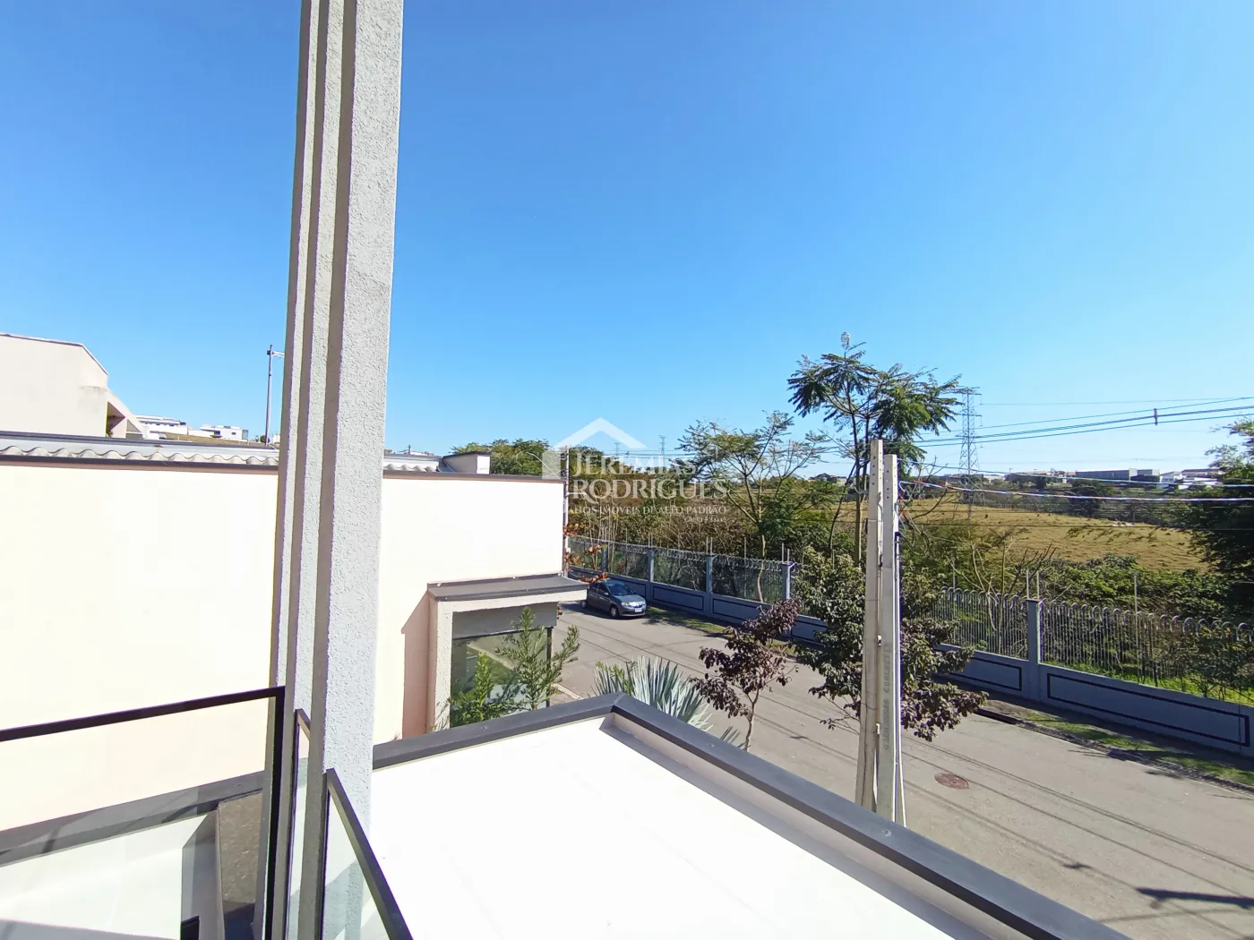 Casa à venda com 3 dormitórios no Condomínio Malibu em Caçapava/SP.