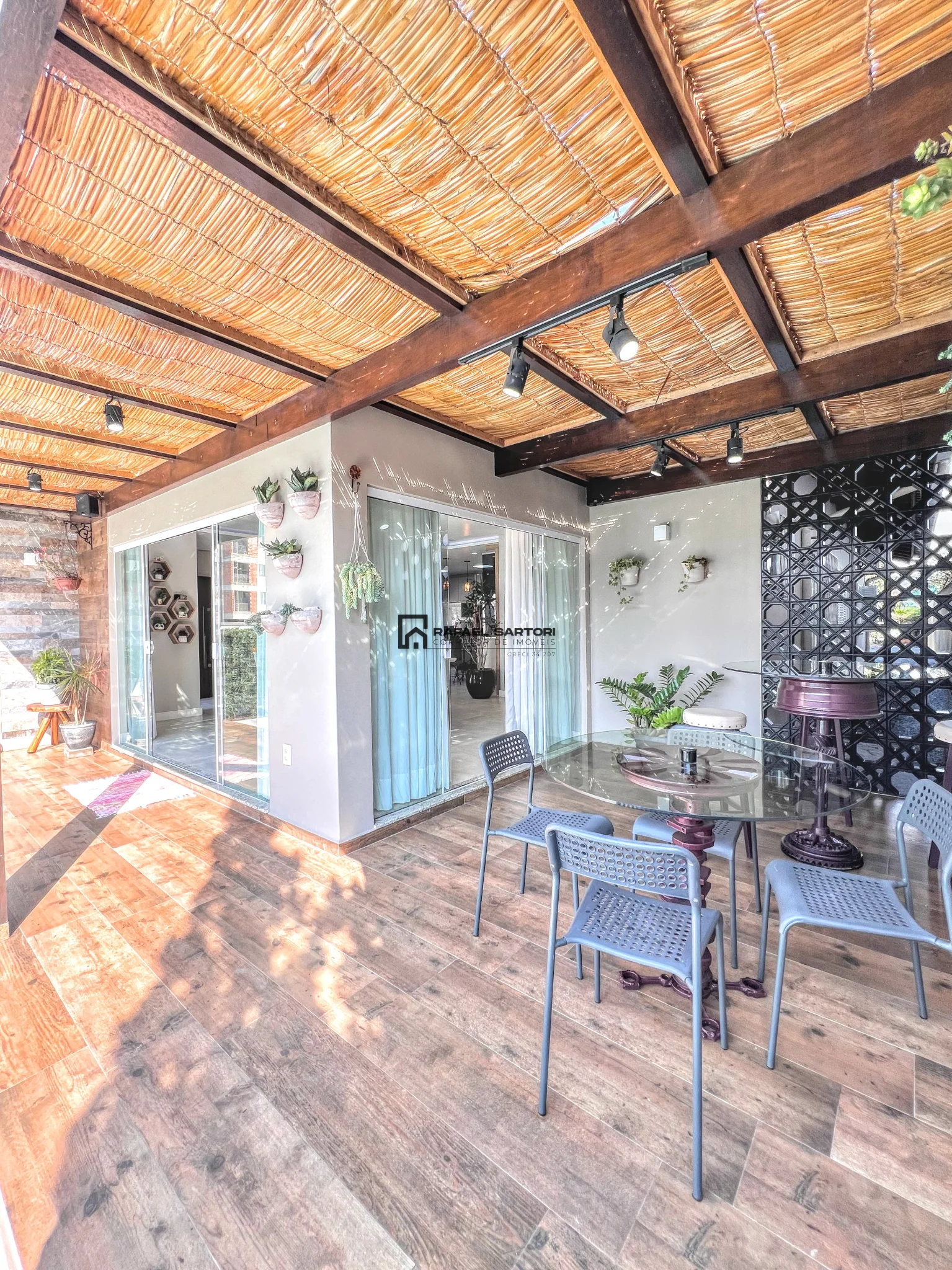CASA COM 04 QUARTOS NO CZERNIEWICZ