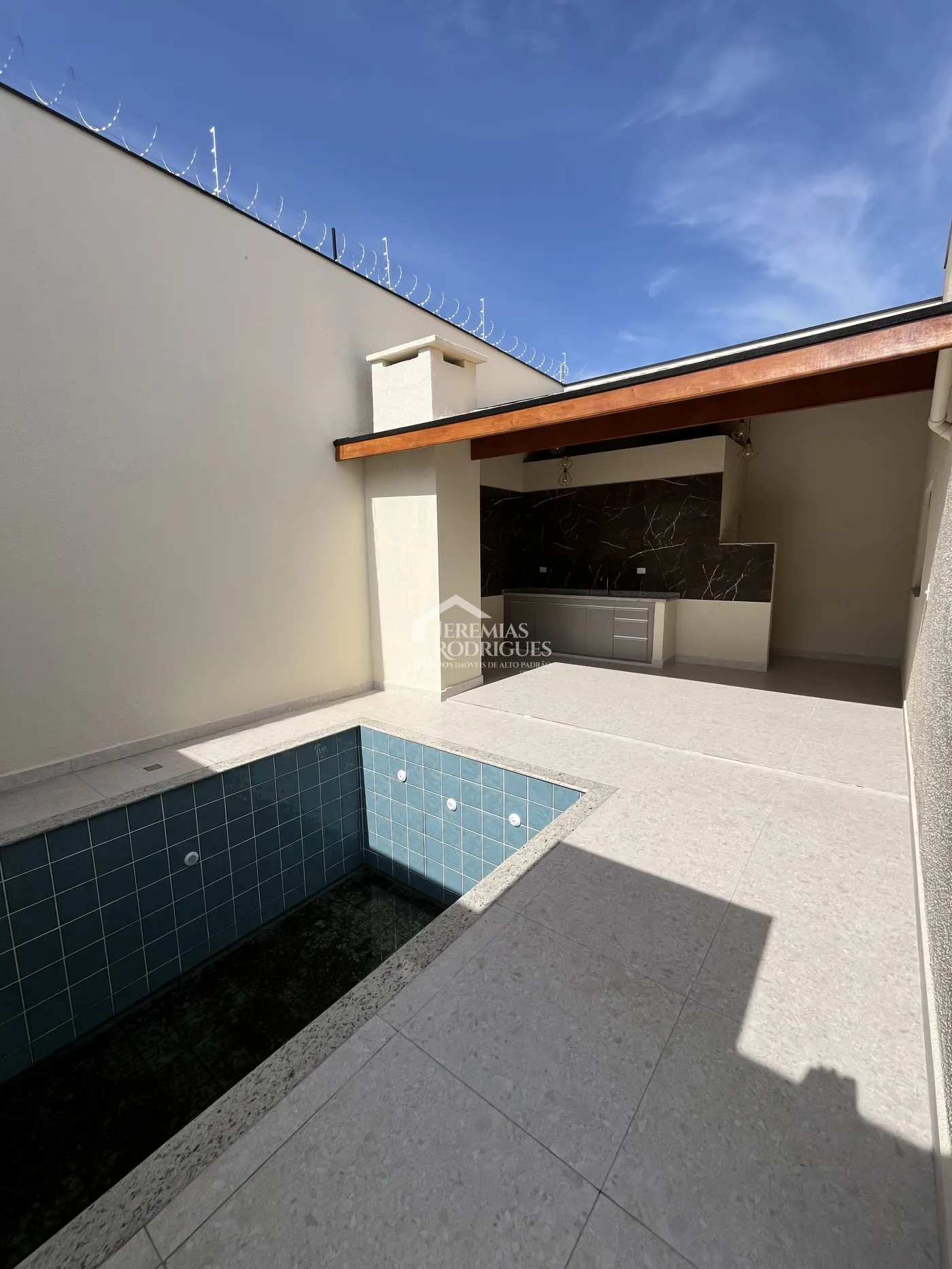 Casa com 3 dormitórios, 250,00 m² - Vila Suíça - Pindamonhangaba/SP.