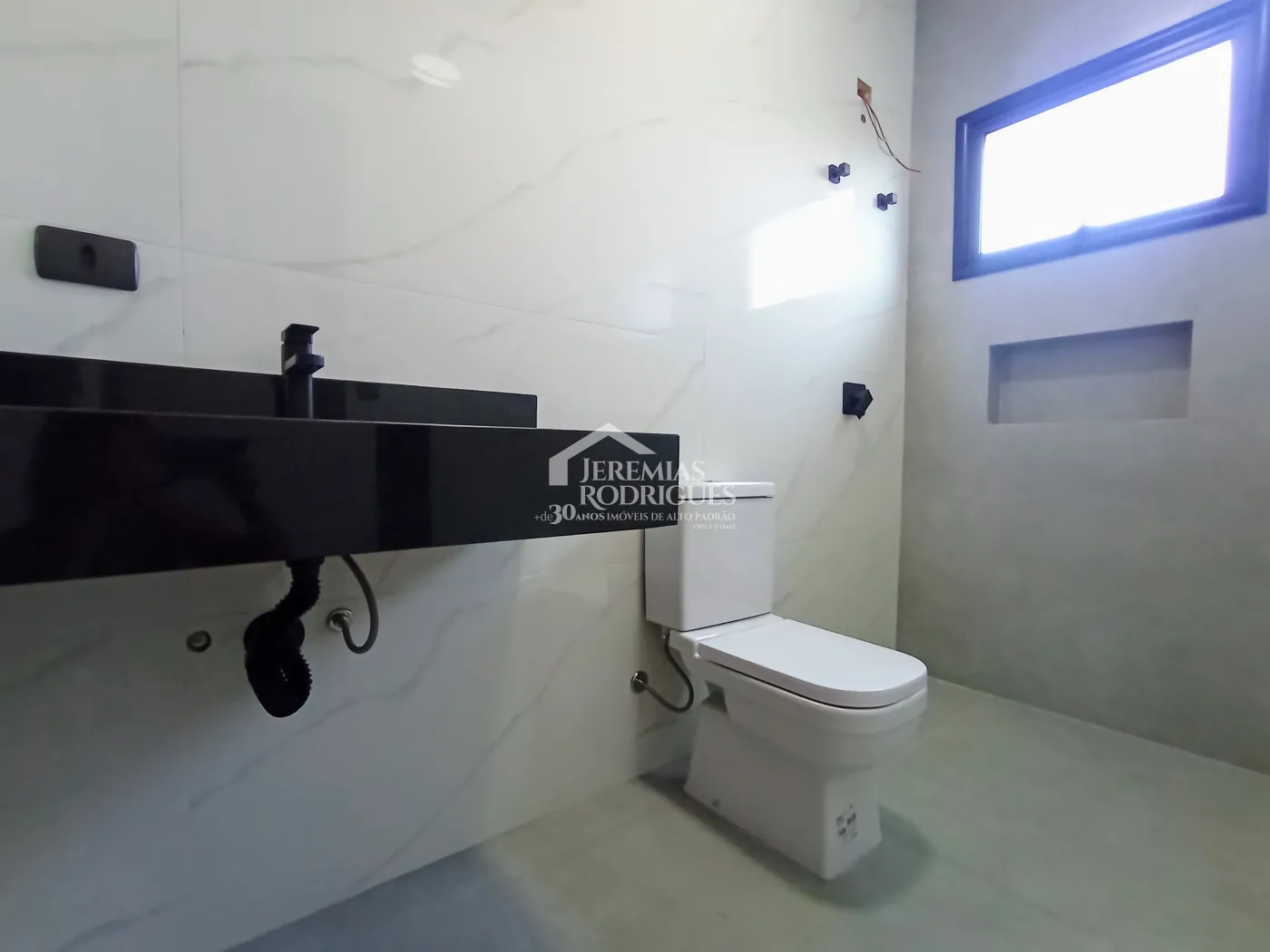 Casa à venda com 3 suítes no Condomínio Quinta das Palmeiras em Taubaté/SP.