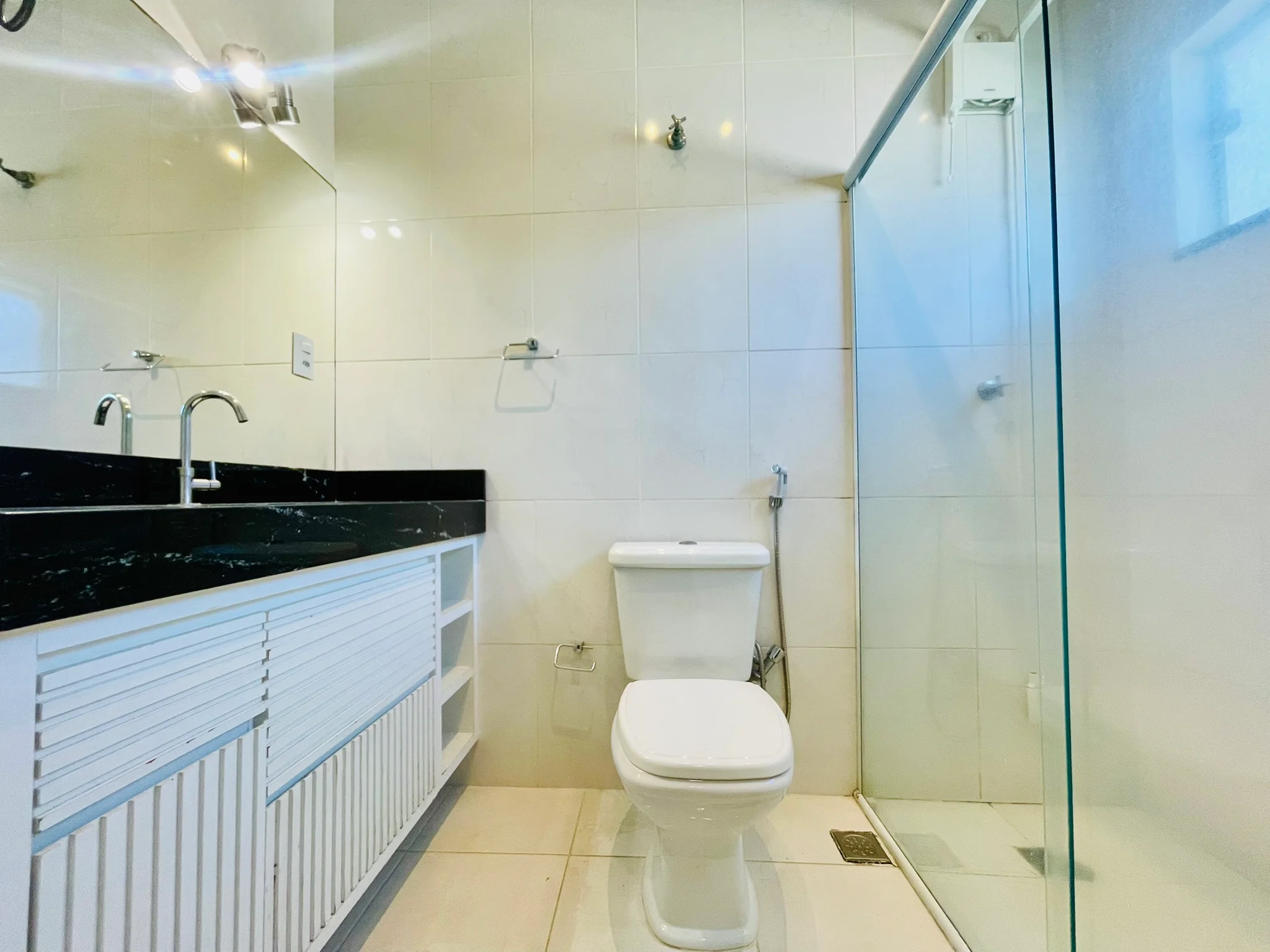 Casa à venda com 4 dormitórios no Condomínio Campos do Conde III em Tremembé/SP. 