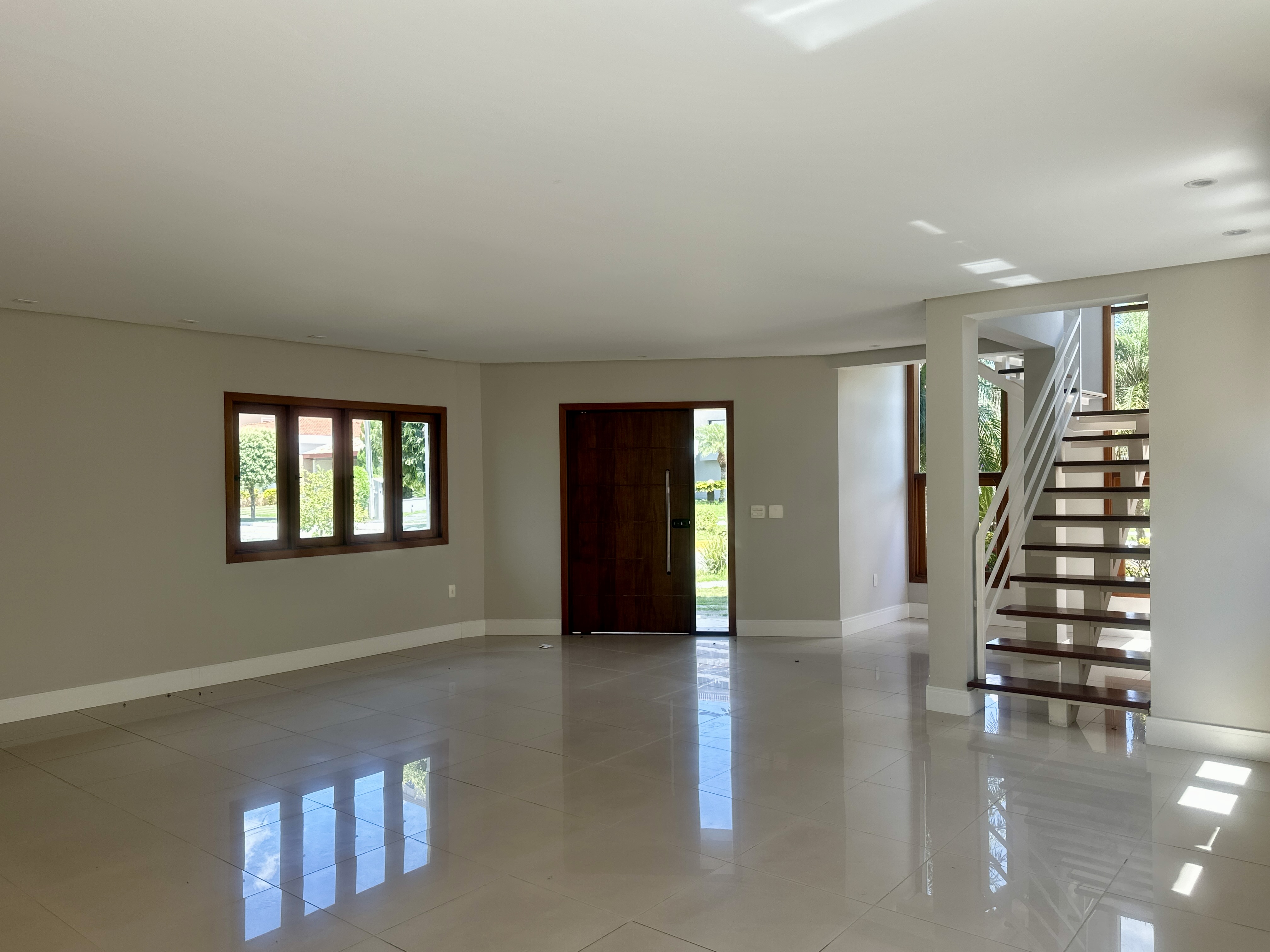 Casa para locação com 3 suítes no Condomínio Taubaté Village em Taubaté/SP. 