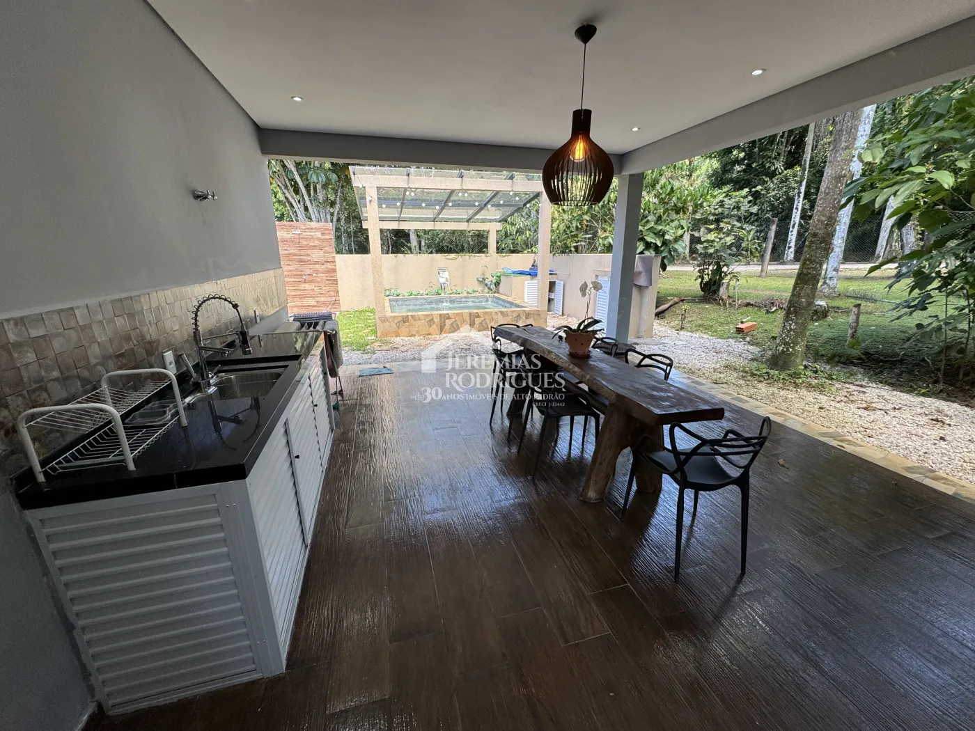 Casa à venda com 3 suítes no Condomínio Capitanias em Ubatuba/SP.