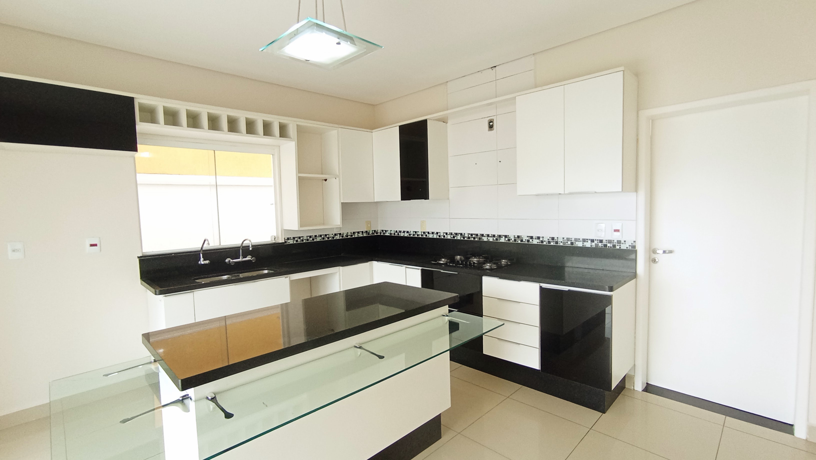 Casa para locação com 3 suítes no Condomínio Campos do Conde II - Chambord em Tremembé/SP.