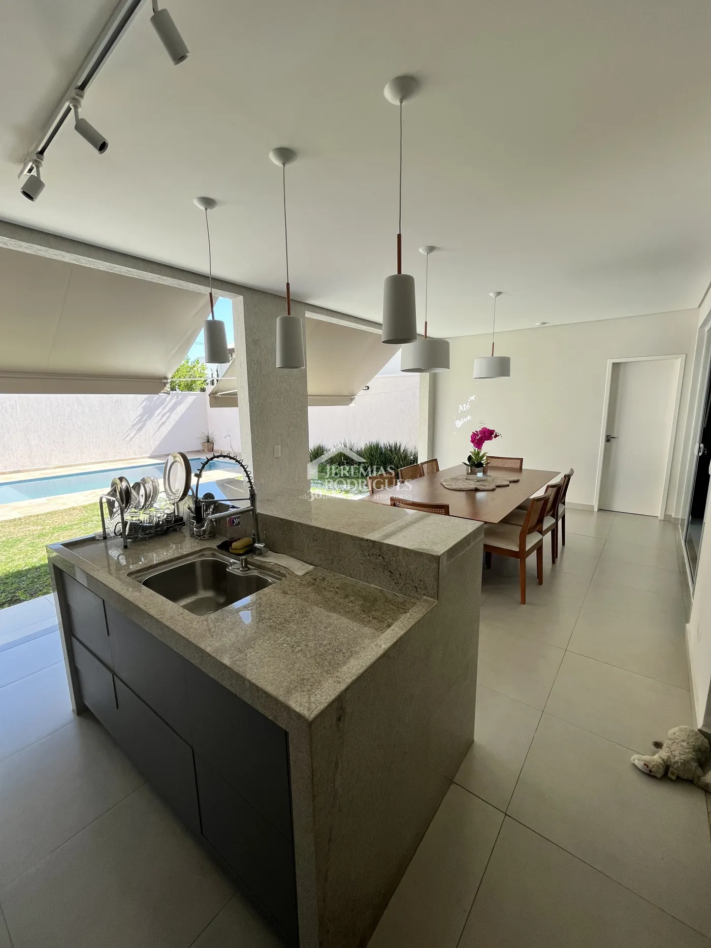 Casa assobradada à venda com 3 suítes no Condomínio Morada do Visconde em Tremembé /SP.