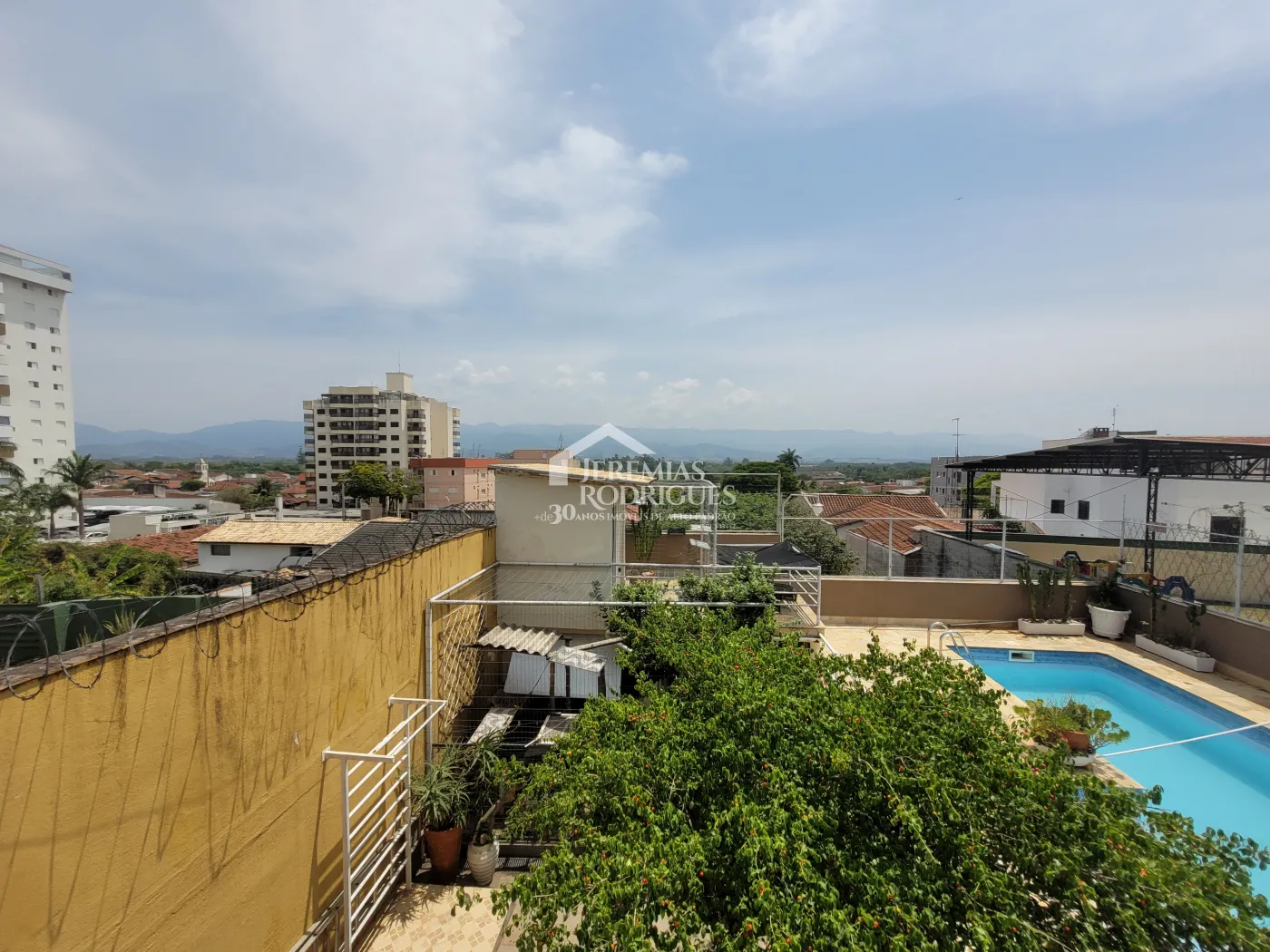 Casa à venda no Centro em Pindamonhangaba/SP.