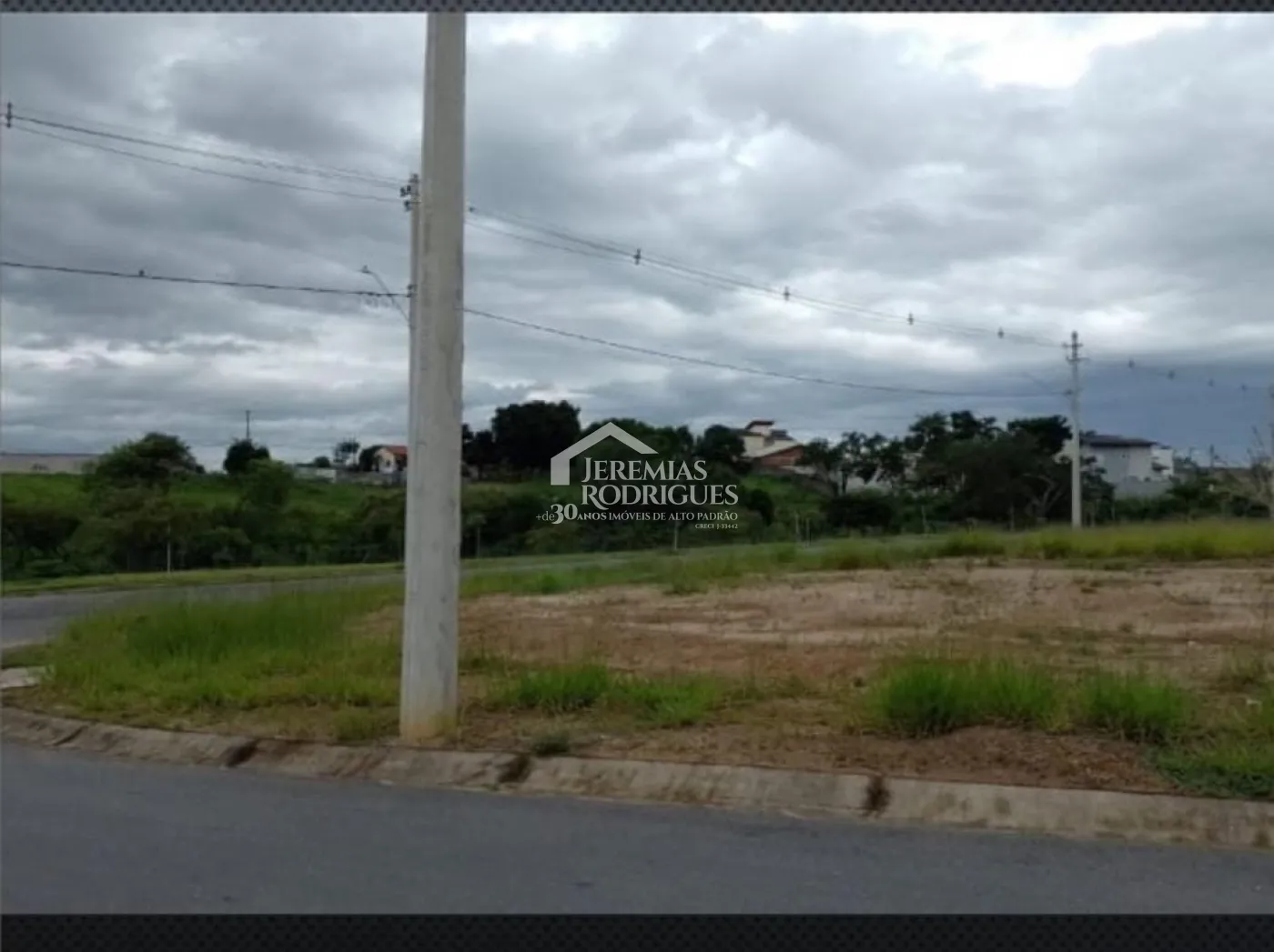 Terreno à venda com 288 m² no Condomínio Colinas do Sol em Tremembé/SP.
