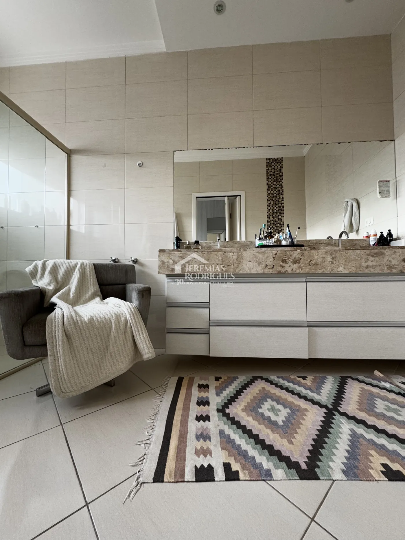 Casa à venda com 3 suítes no Condomínio Real Ville em Pindamonhangaba/SP.