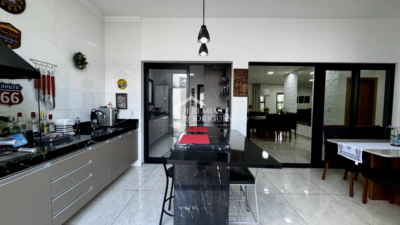 Casa à venda com 3 suítes no Condomínio Reserva dos Lagos em Pindamonhangaba/SP.