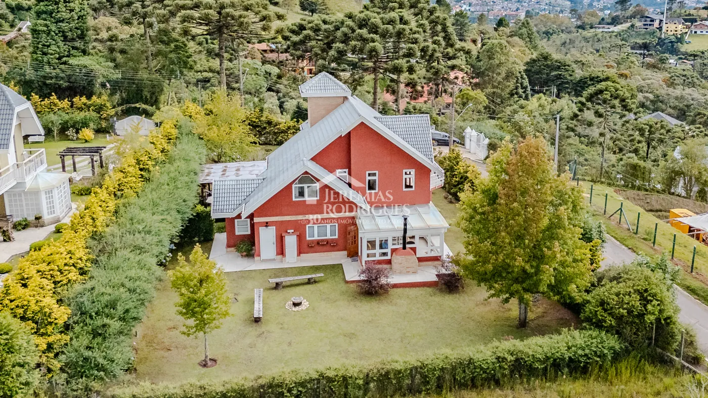 Casa assobradada à venda com 3 dormitórios no Condomínio Aldeia Austríaca em Campos do Jordão/SP.