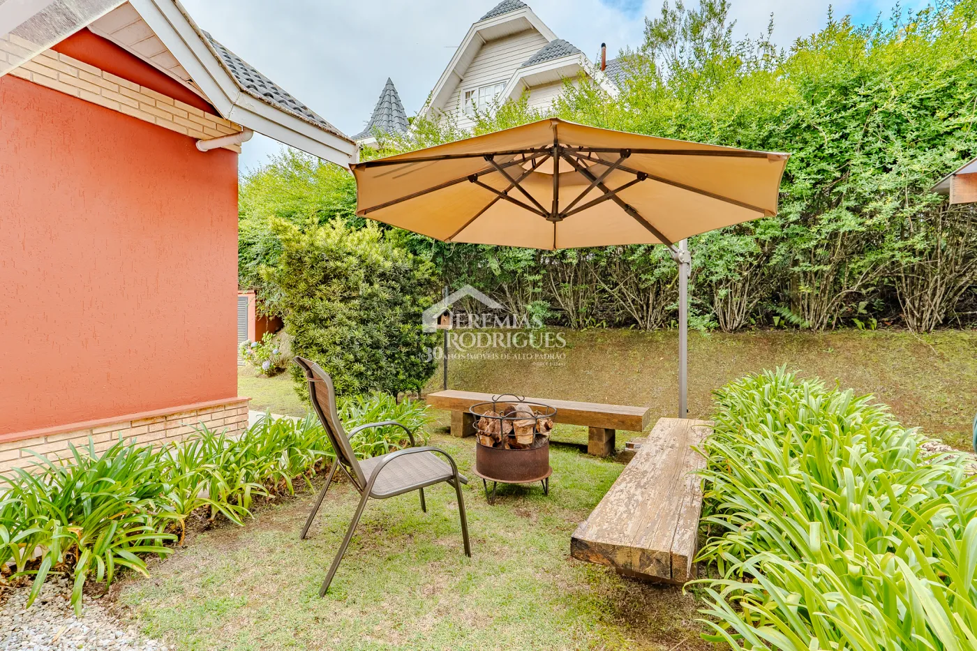 Casa assobradada à venda com 3 dormitórios no Condomínio Aldeia Austríaca em Campos do Jordão/SP.