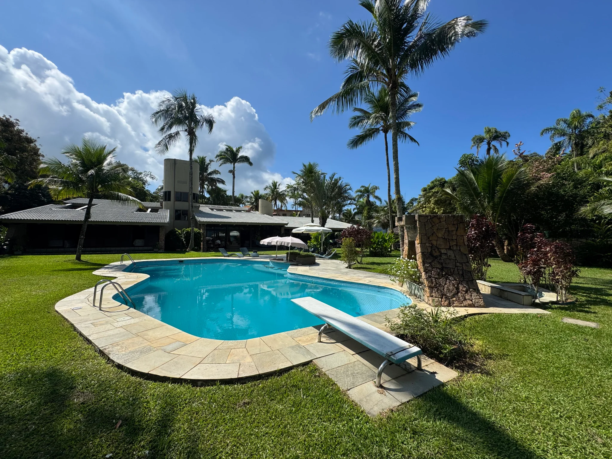 Casa á venda com 5 suítes, pé na areia no Condomínio Domingas Dias em Ubatuba/SP.