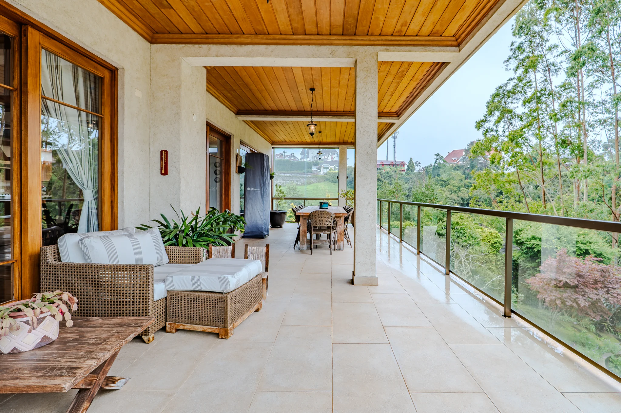 Casa à venda com 7 suítes no Condomínio Vila Simonsen em Campos do Jordão/SP. 