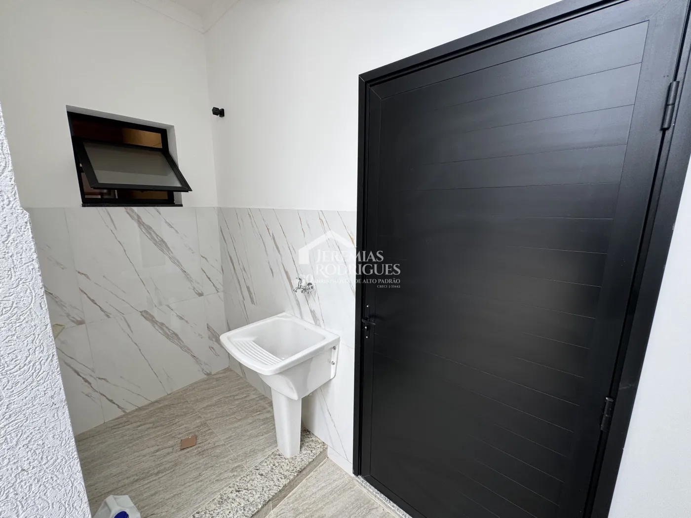 Casa à venda com 3 dormitórios no Condomínio Residencial Laguna em Pindamonhangaba/SP.
