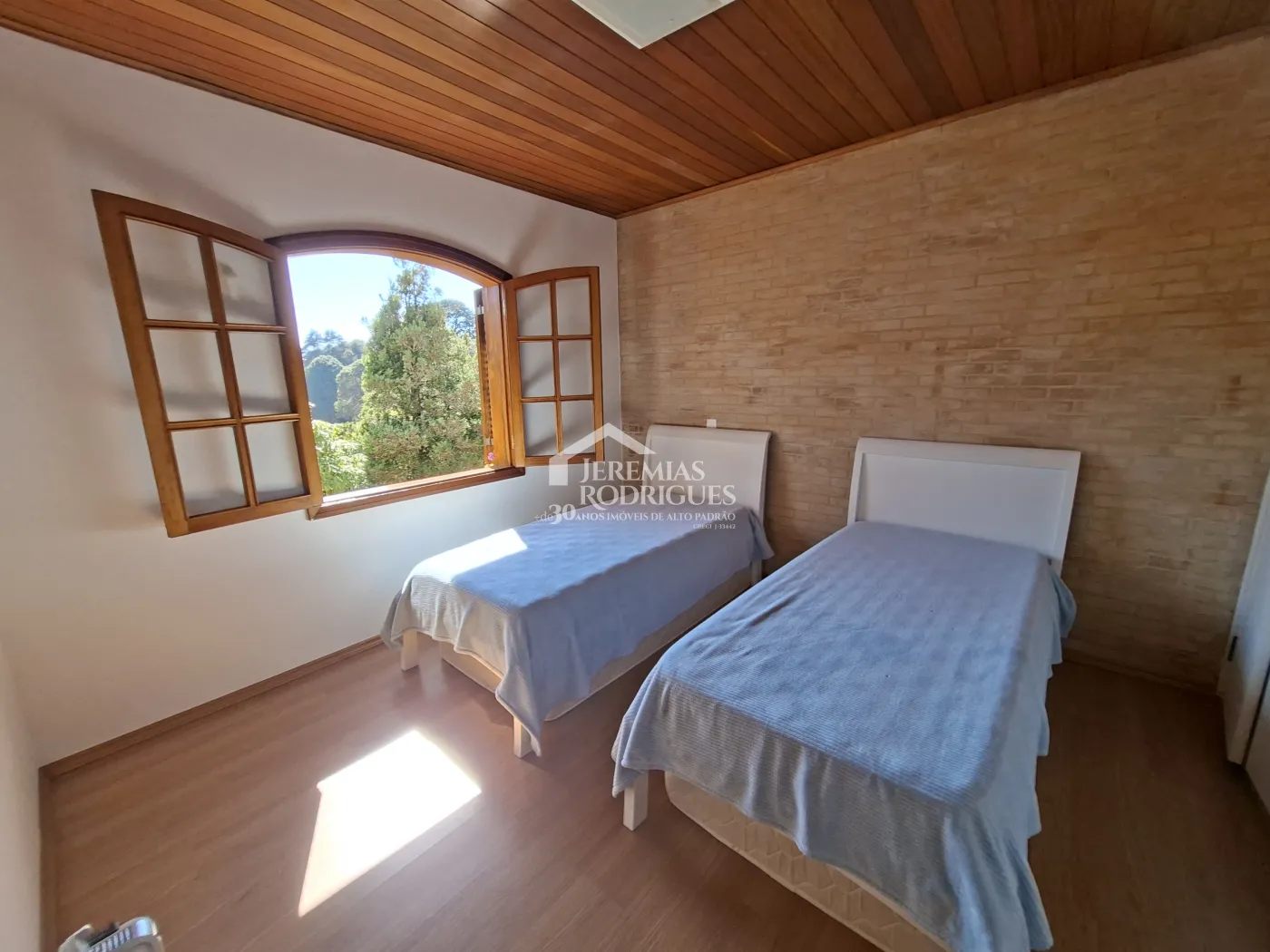 Casa à venda com 4 dormitórios no Condomínio Jardim Véu da Noiva em Campos do Jordão/SP.