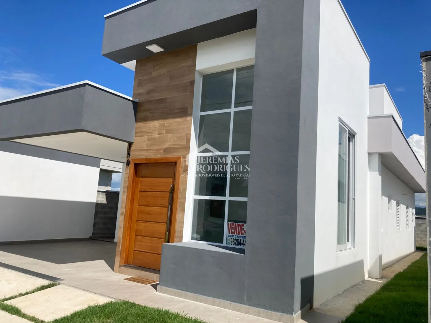 Casa assobradada à venda com 3 dormitórios no Condomínio Cataguá Way Norte em Taubaté/SP.
