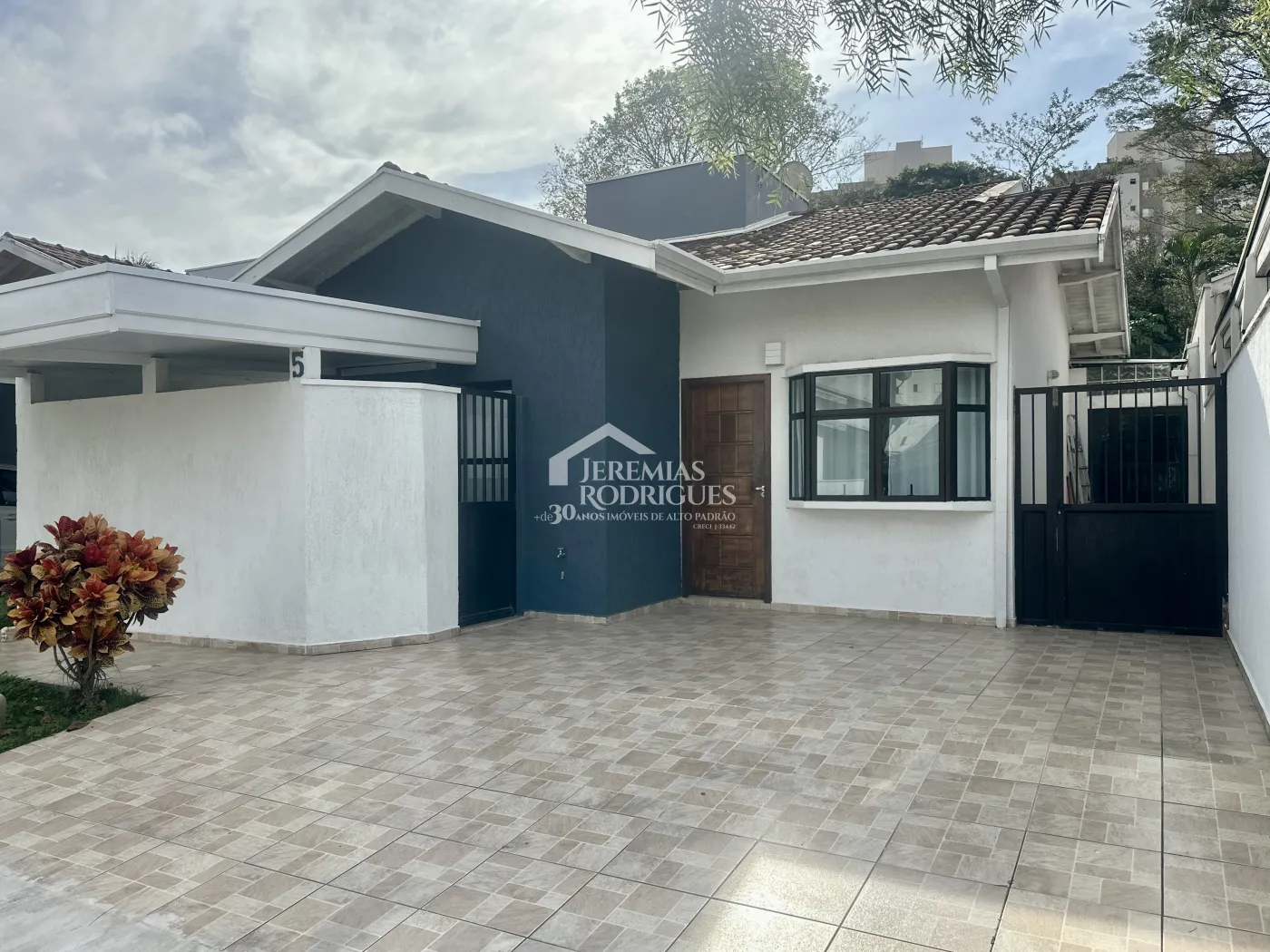 Casa para venda e locação com 4 dormitórios no Condomínio Alto dos Pinheiros em Taubaté/SP.