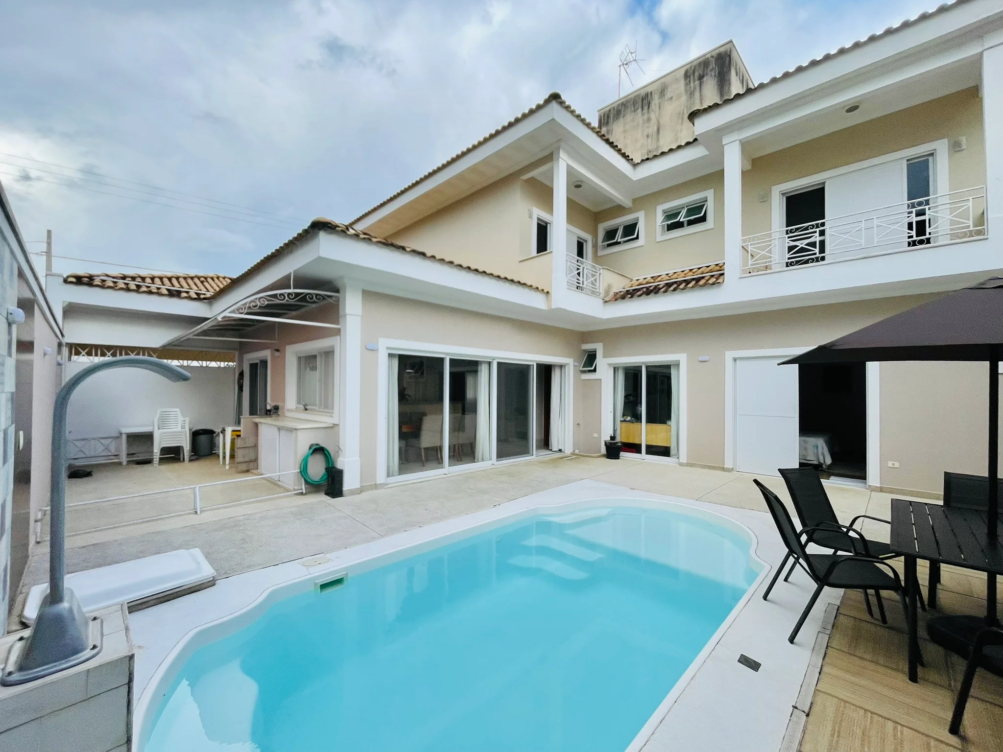 Casa à venda com 4 dormitórios no Condomínio Jardim Oásis em Taubaté/SP. 