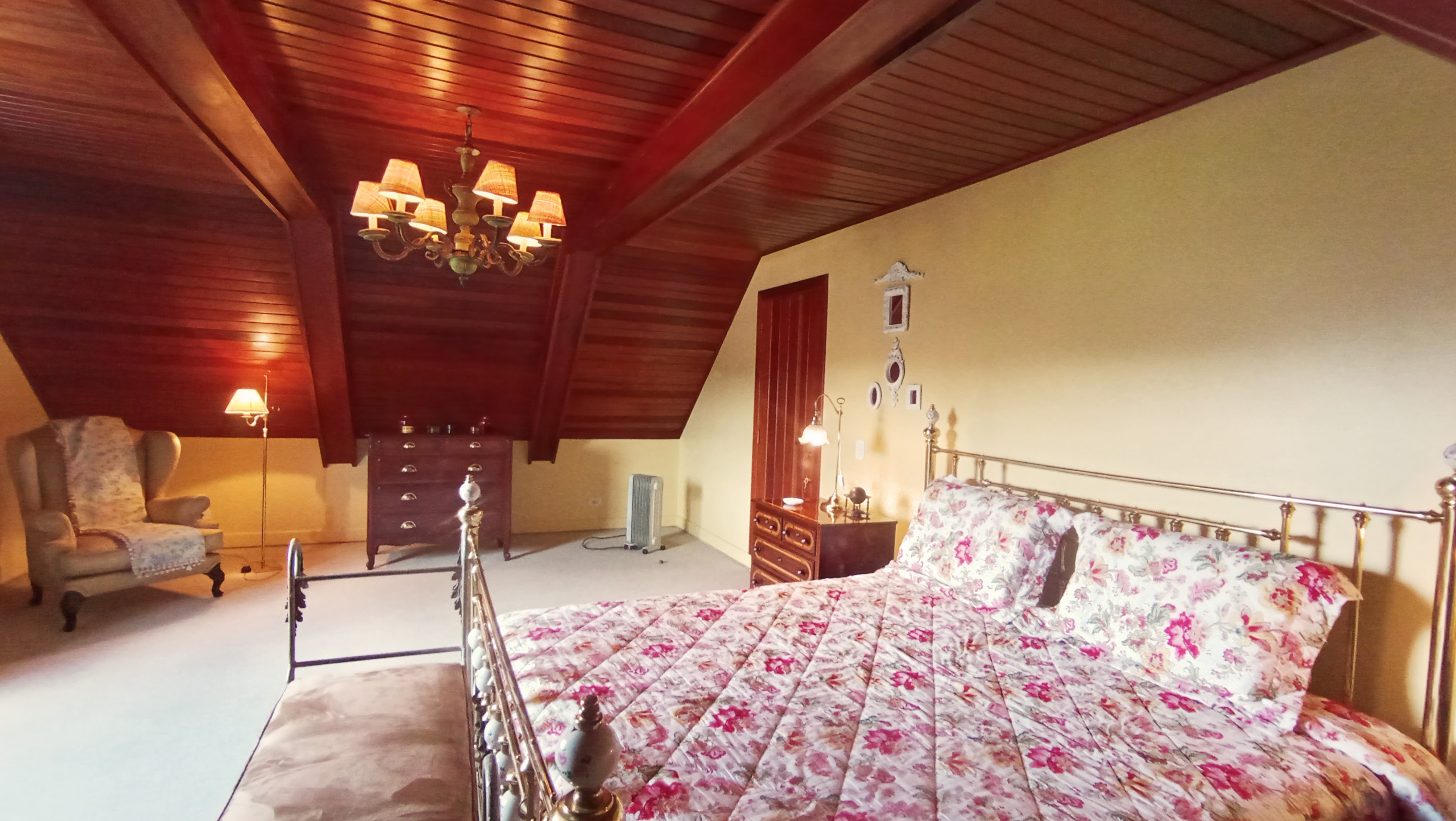 Casa à venda com 5 dormitórios no Capivari em Campos do Jordão/SP.