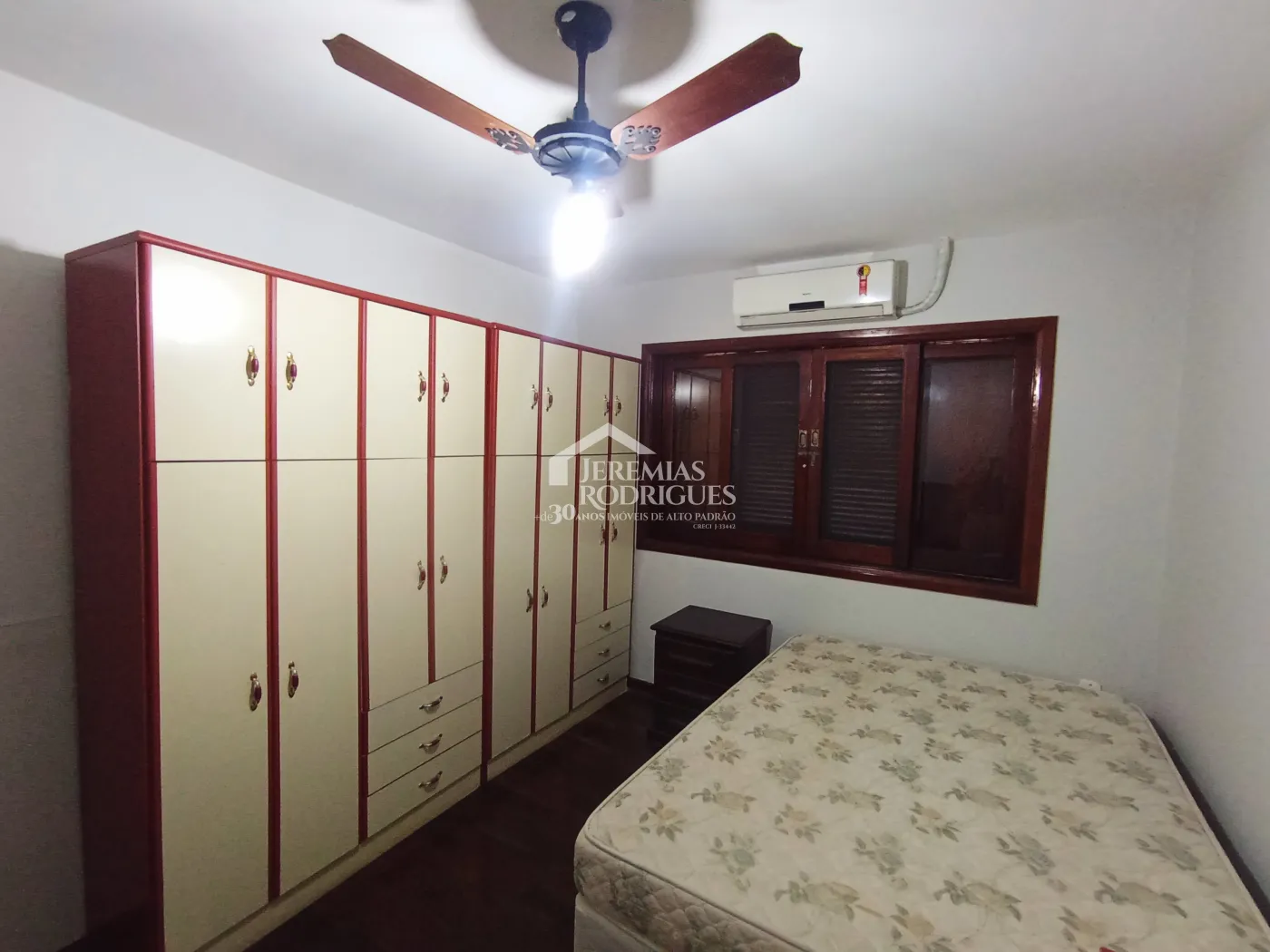 Casa à venda com 4 dormitórios no Condomínio Village Paineiras em Pindamonhangaba/SP.